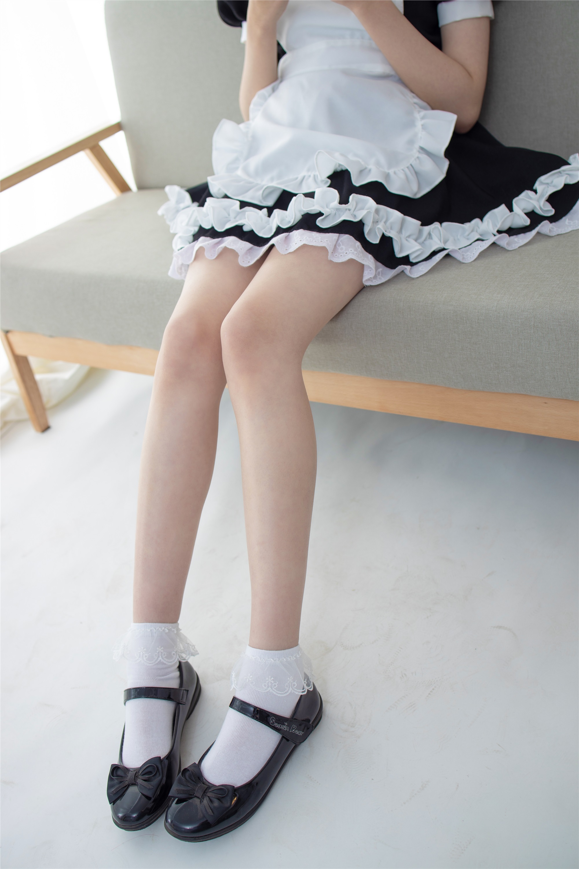 森萝财团萝莉丝足写真 JKFUN-051 Aika 蕾丝花边短袜女仆