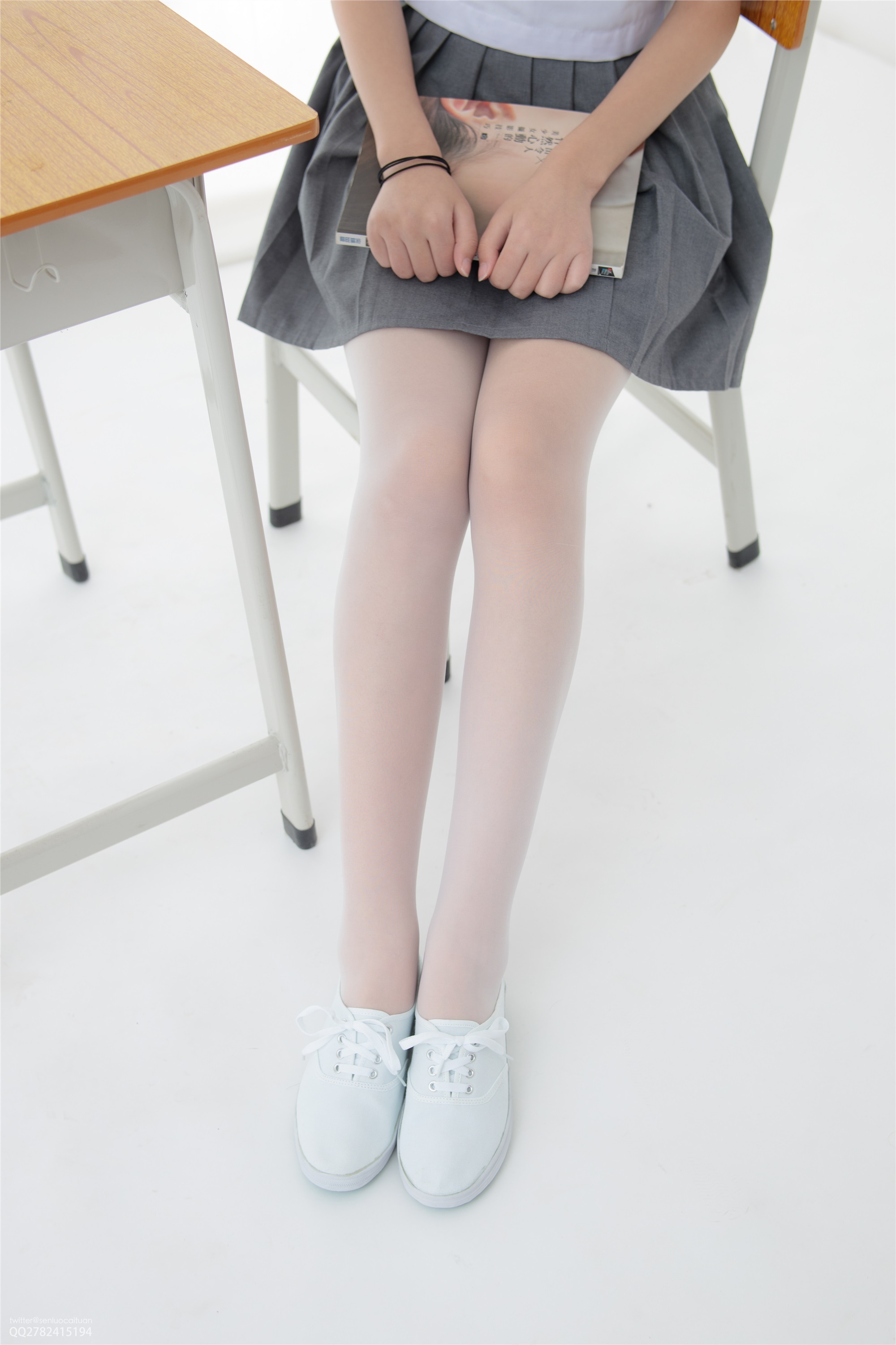 森萝财团萝莉丝足写真 JKFUN-052 默陌&芝士 13D白丝白丝网鞋合辑