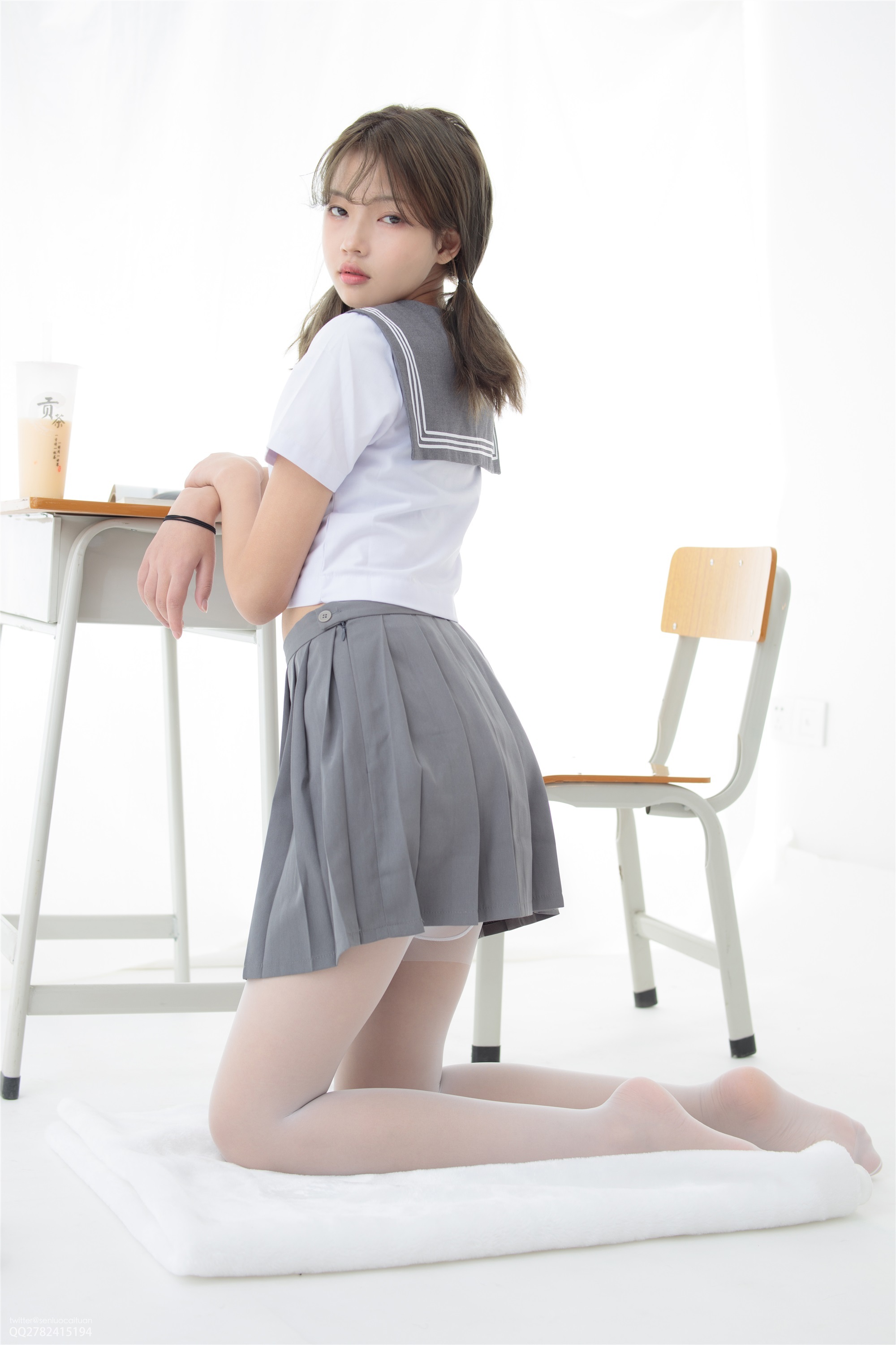 森萝财团萝莉丝足写真 JKFUN-052 默陌&芝士 13D白丝白丝网鞋合辑