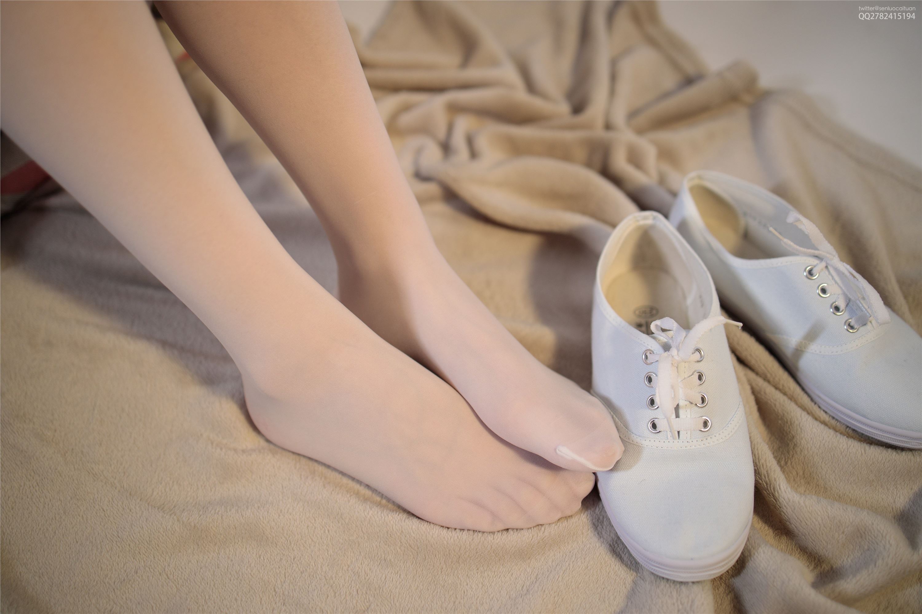 森萝财团萝莉丝足写真 JKFUN-052 默陌&芝士 13D白丝白丝网鞋合辑