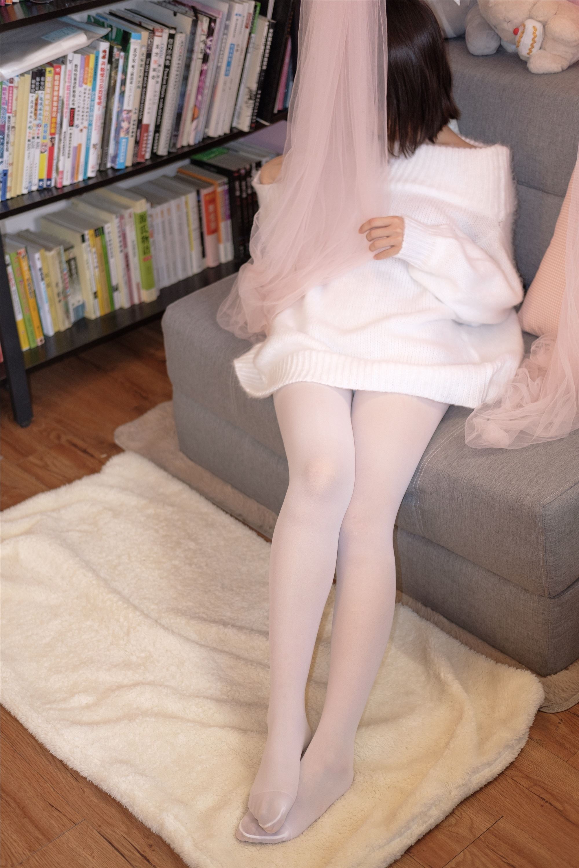 森萝财团萝莉丝足写真 X-012 白丝白毛衣