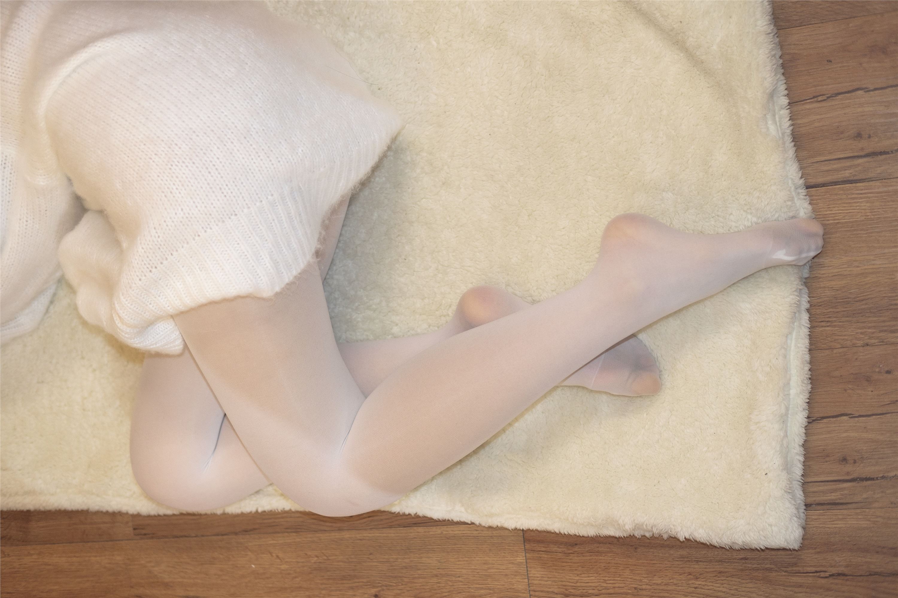 森萝财团萝莉丝足写真 X-012 白丝白毛衣