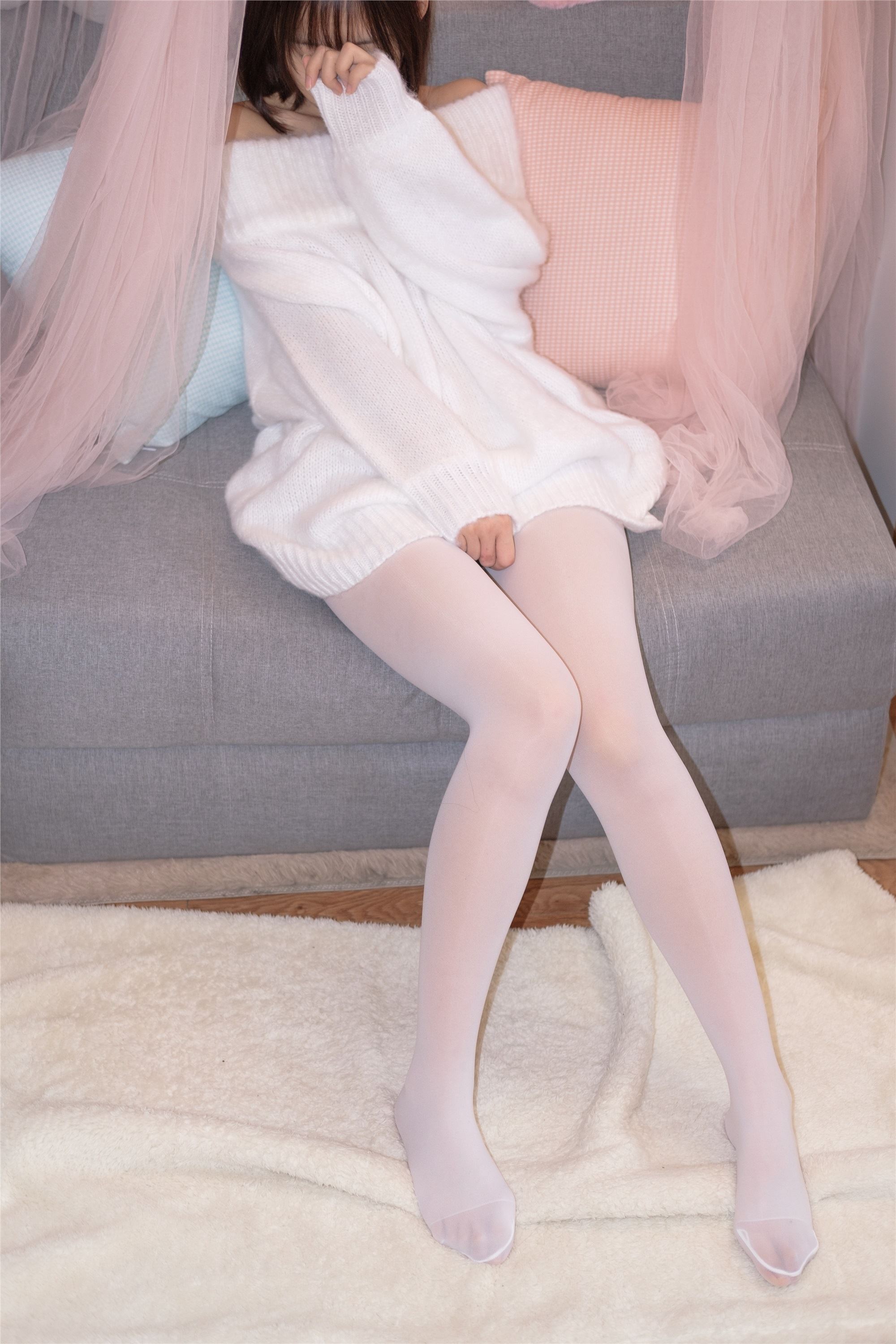 森萝财团萝莉丝足写真 X-012 白丝白毛衣