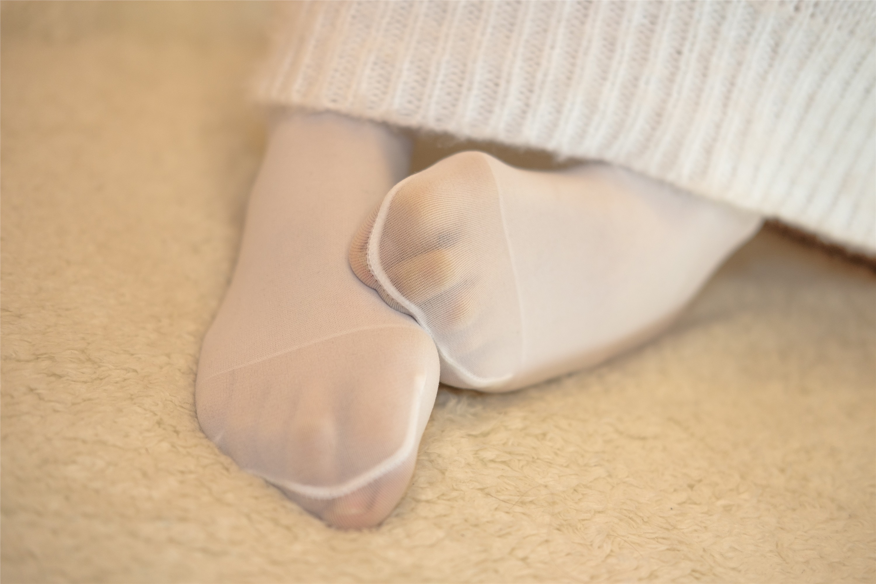 森萝财团萝莉丝足写真 X-012 白丝白毛衣