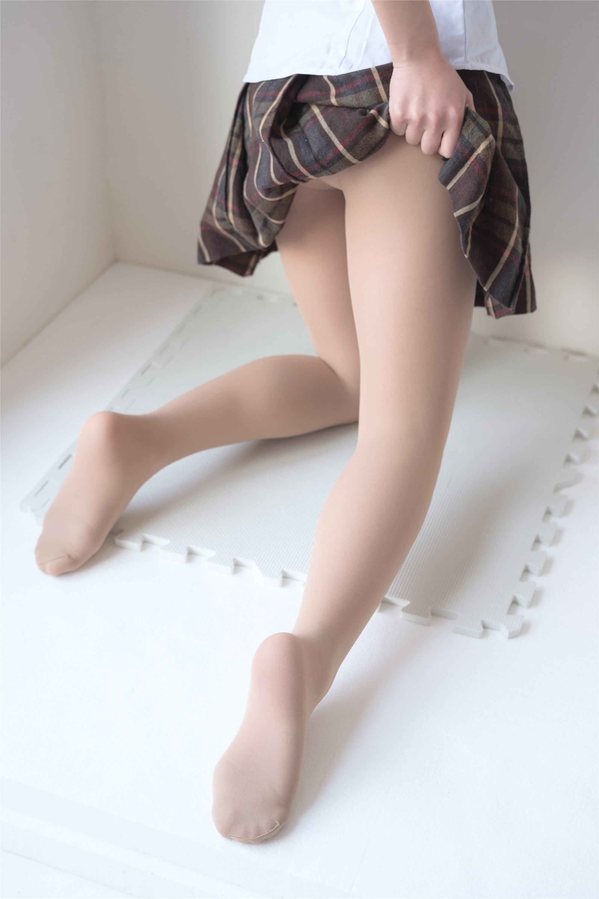 森萝财团萝莉丝足写真 X-013 肉丝妹妹的白船袜