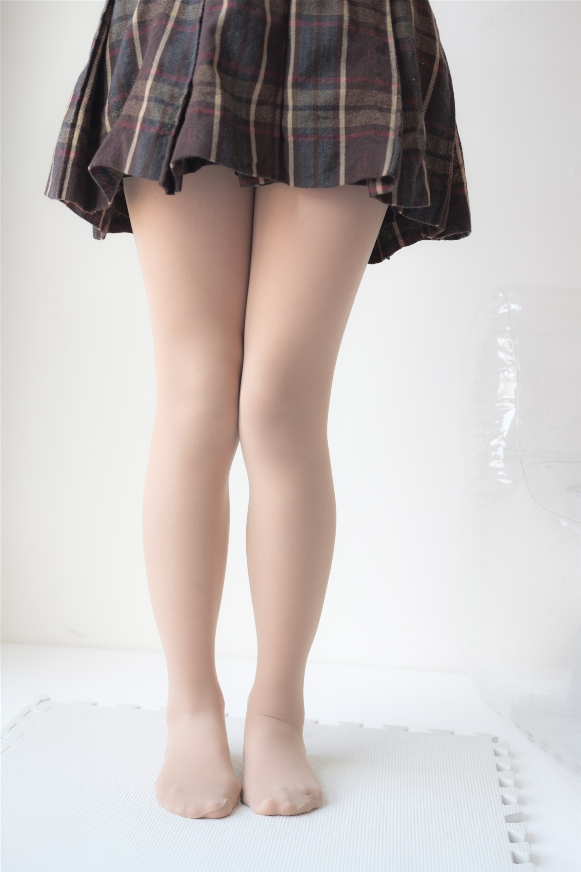 森萝财团萝莉丝足写真 X-013 肉丝妹妹的白船袜