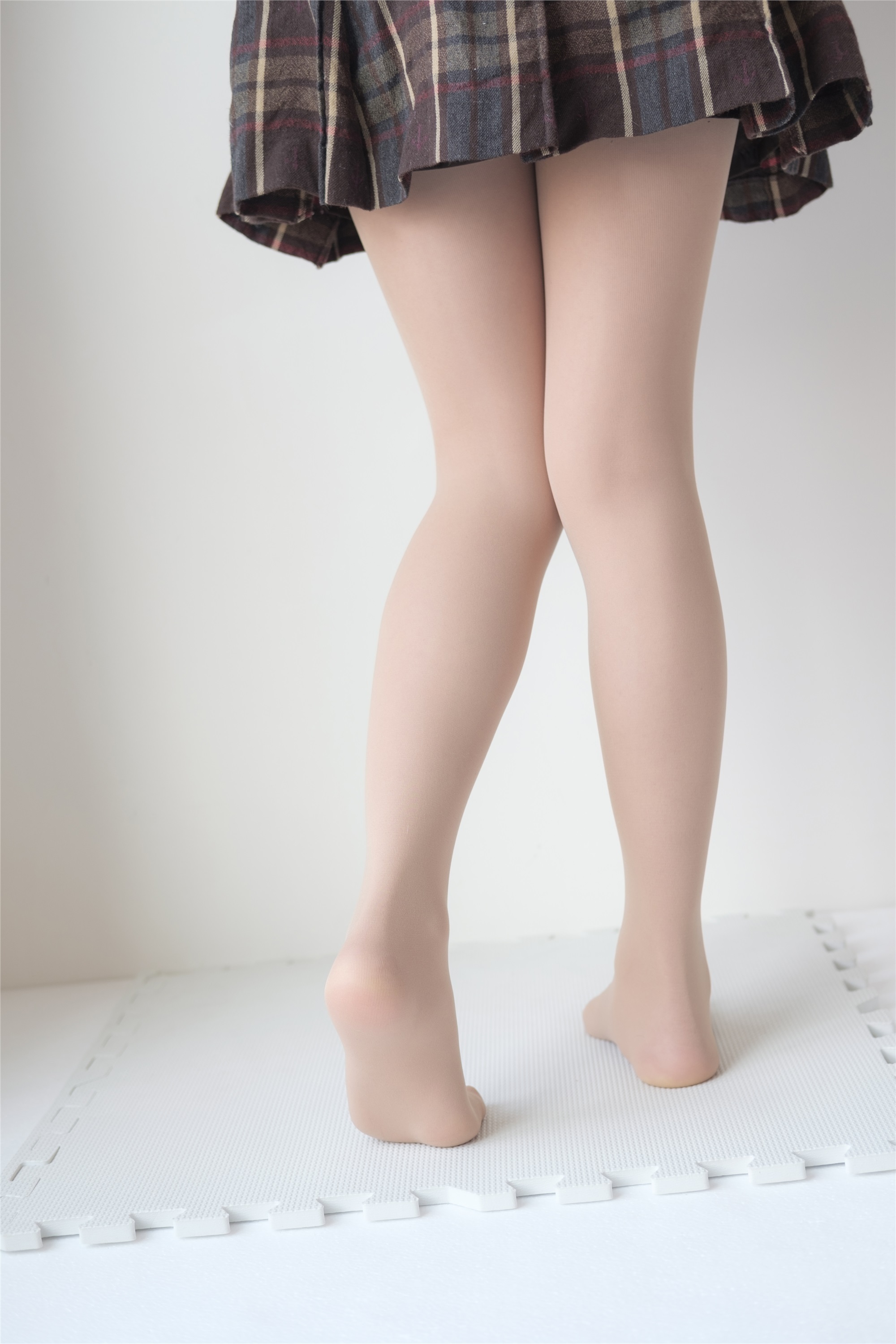 森萝财团萝莉丝足写真 X-013 肉丝妹妹的白船袜