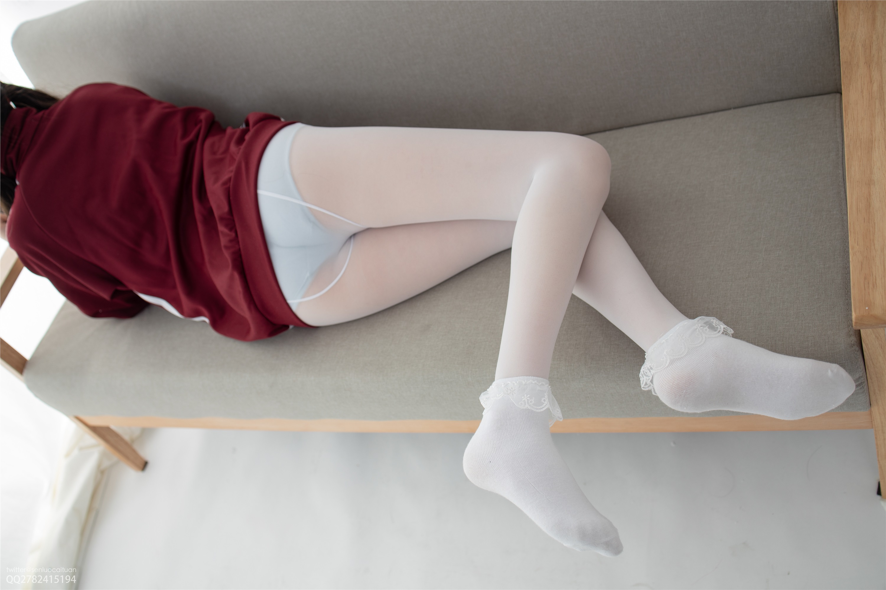 森萝财团 JKFUN-057 白丝套蕾丝花边短袜 Aika