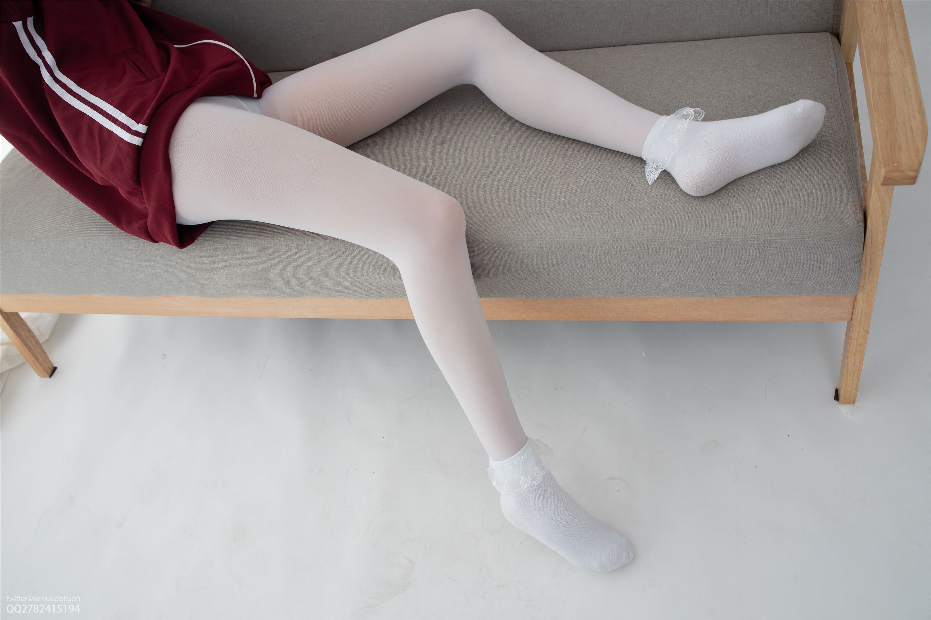 森萝财团 JKFUN-057 白丝套蕾丝花边短袜 Aika