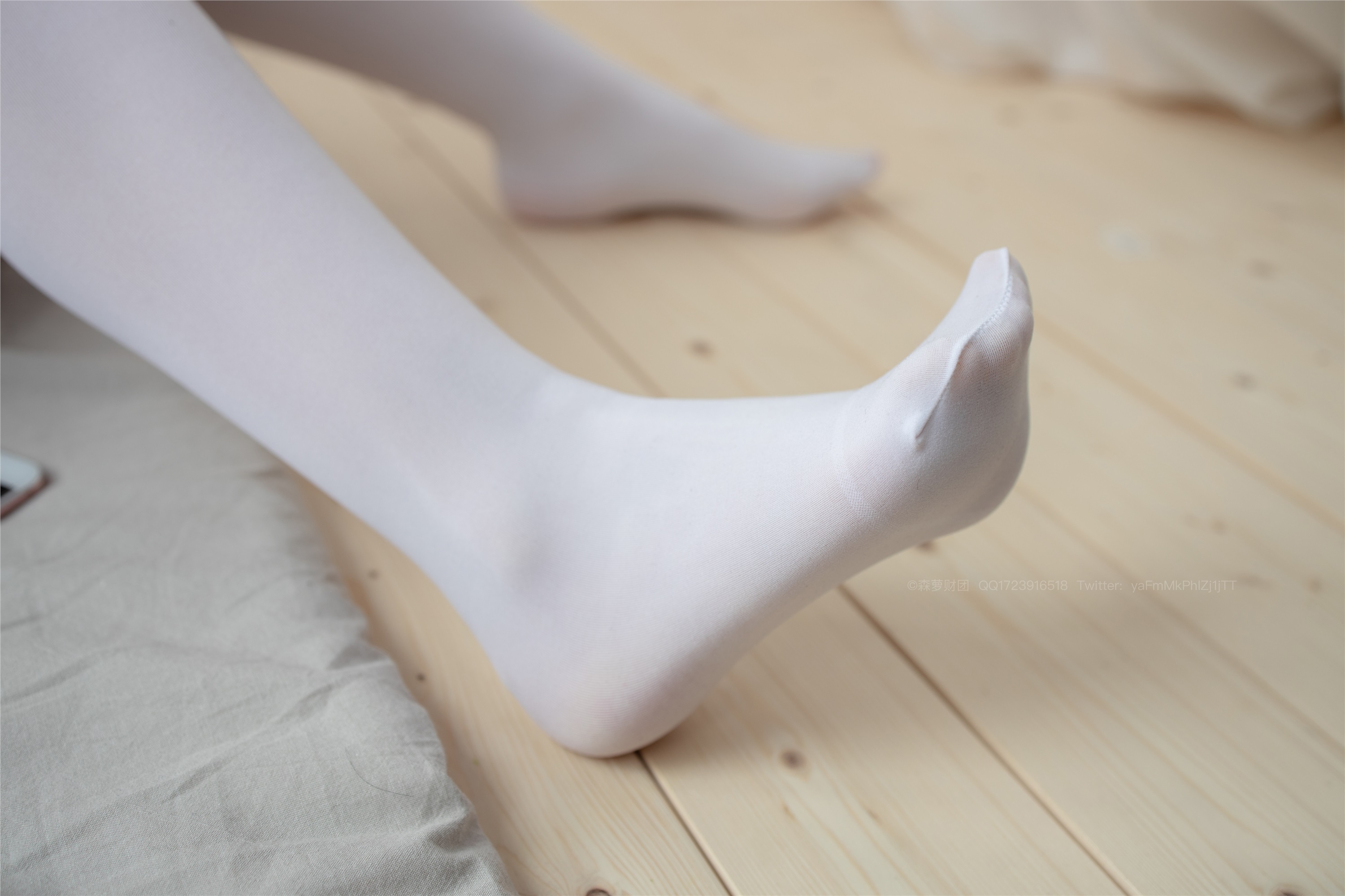 森萝财团萝莉丝足写真 X-056 超薄死库水白丝