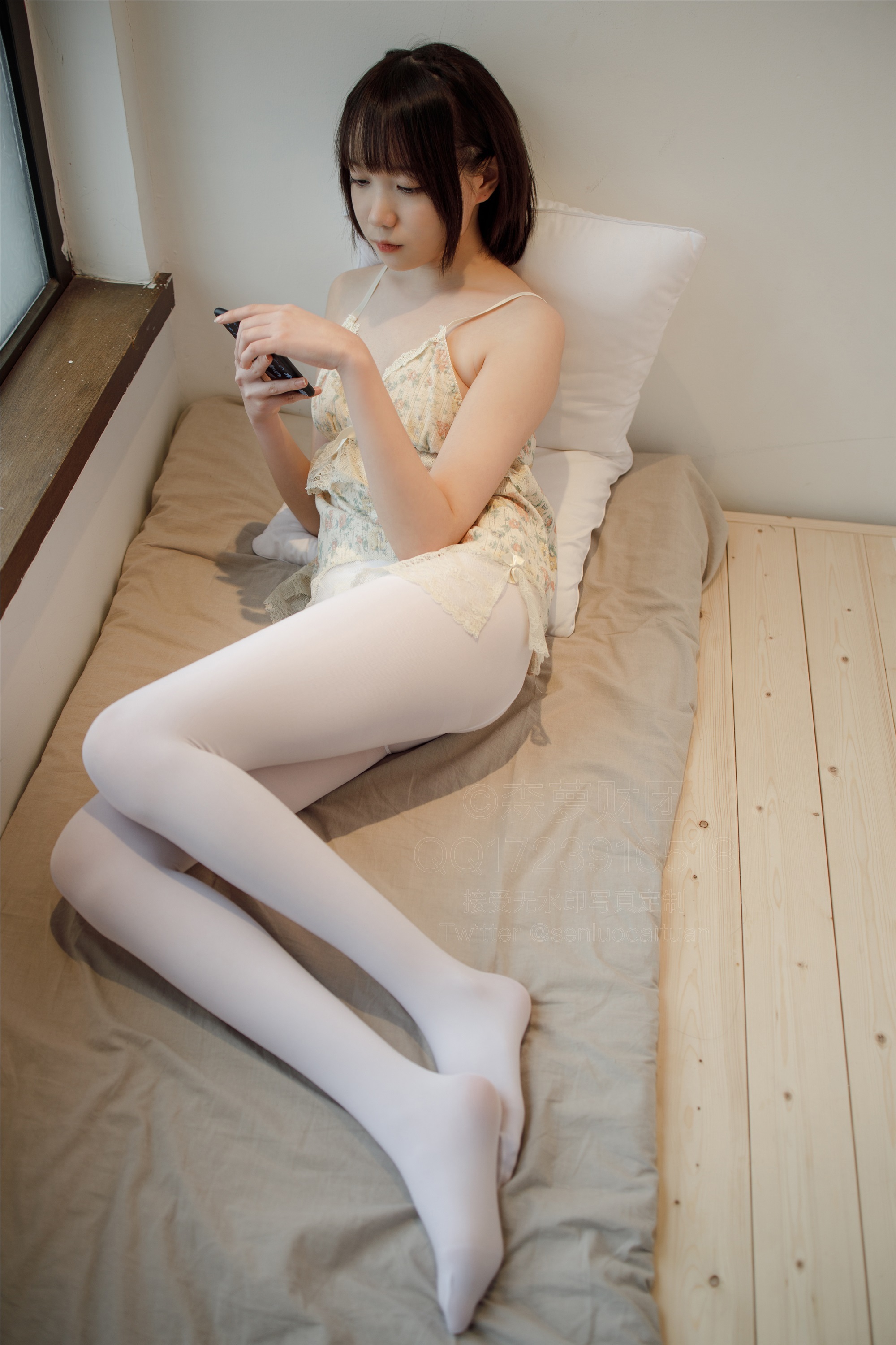 森萝财团萝莉丝足写真 X-057 20D肉丝短棉袜踩物