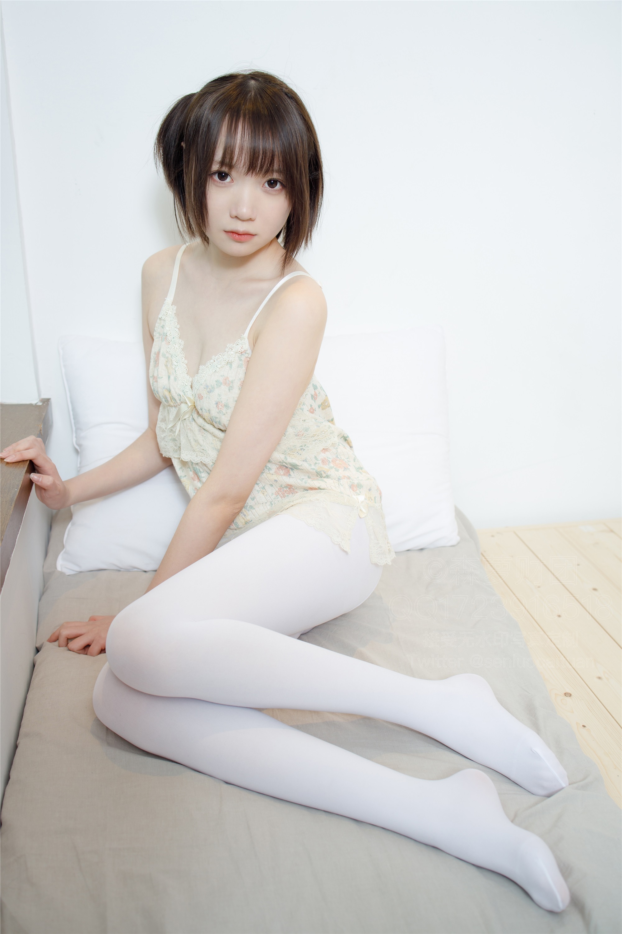 森萝财团萝莉丝足写真 X-057 20D肉丝短棉袜踩物