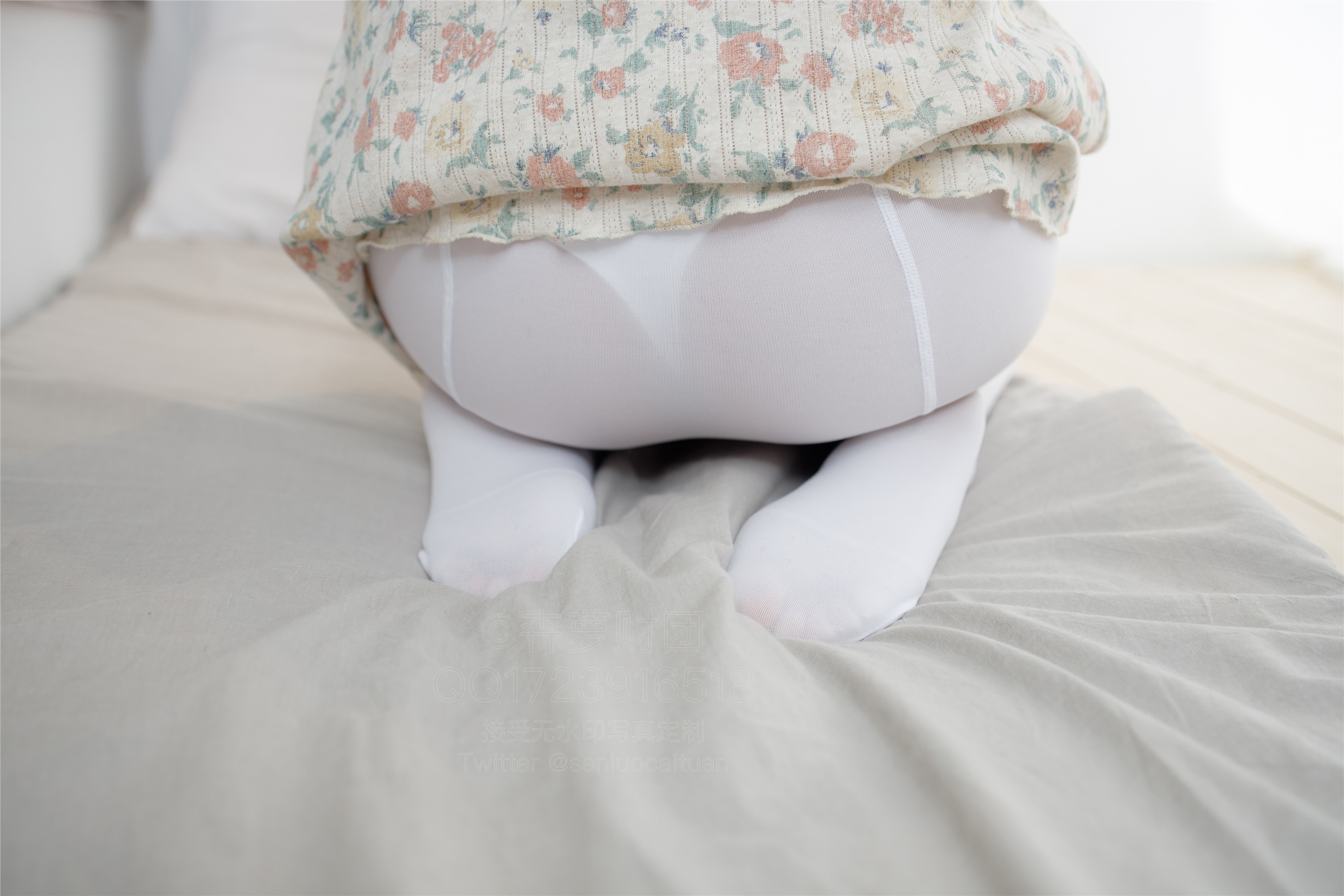 森萝财团萝莉丝足写真 X-057 20D肉丝短棉袜踩物