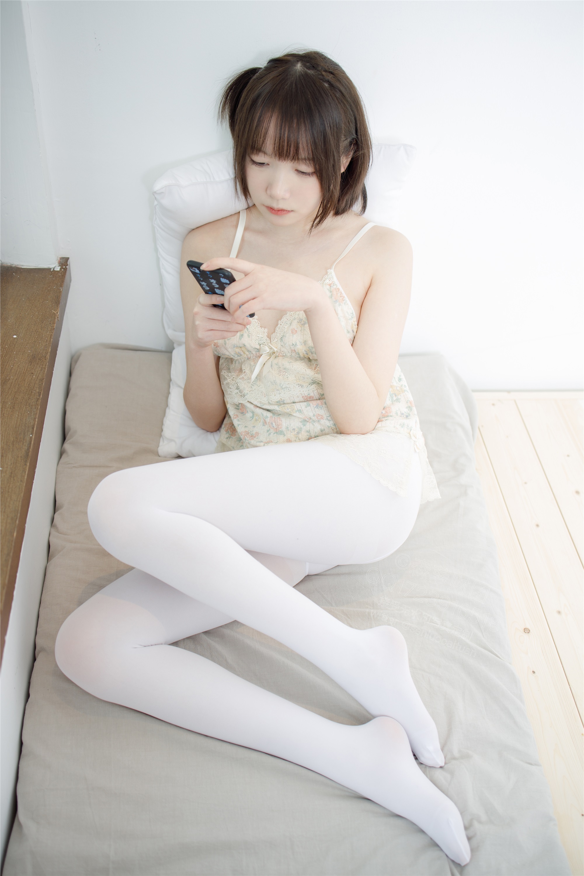 森萝财团萝莉丝足写真 X-057 20D肉丝短棉袜踩物