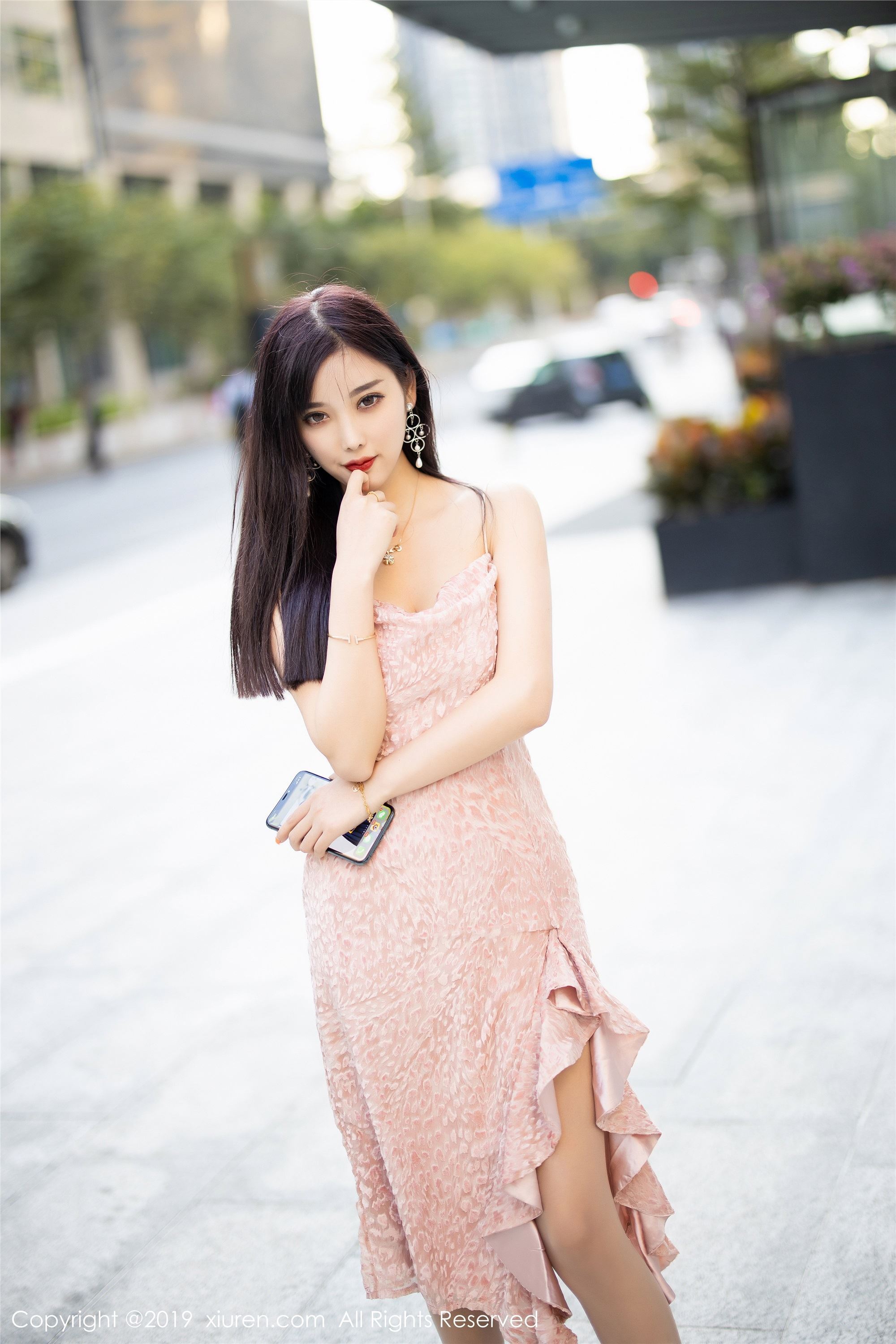 秀人网XIUREN写真 No.1857 吊裙丝袜气质典雅 杨晨晨sugar