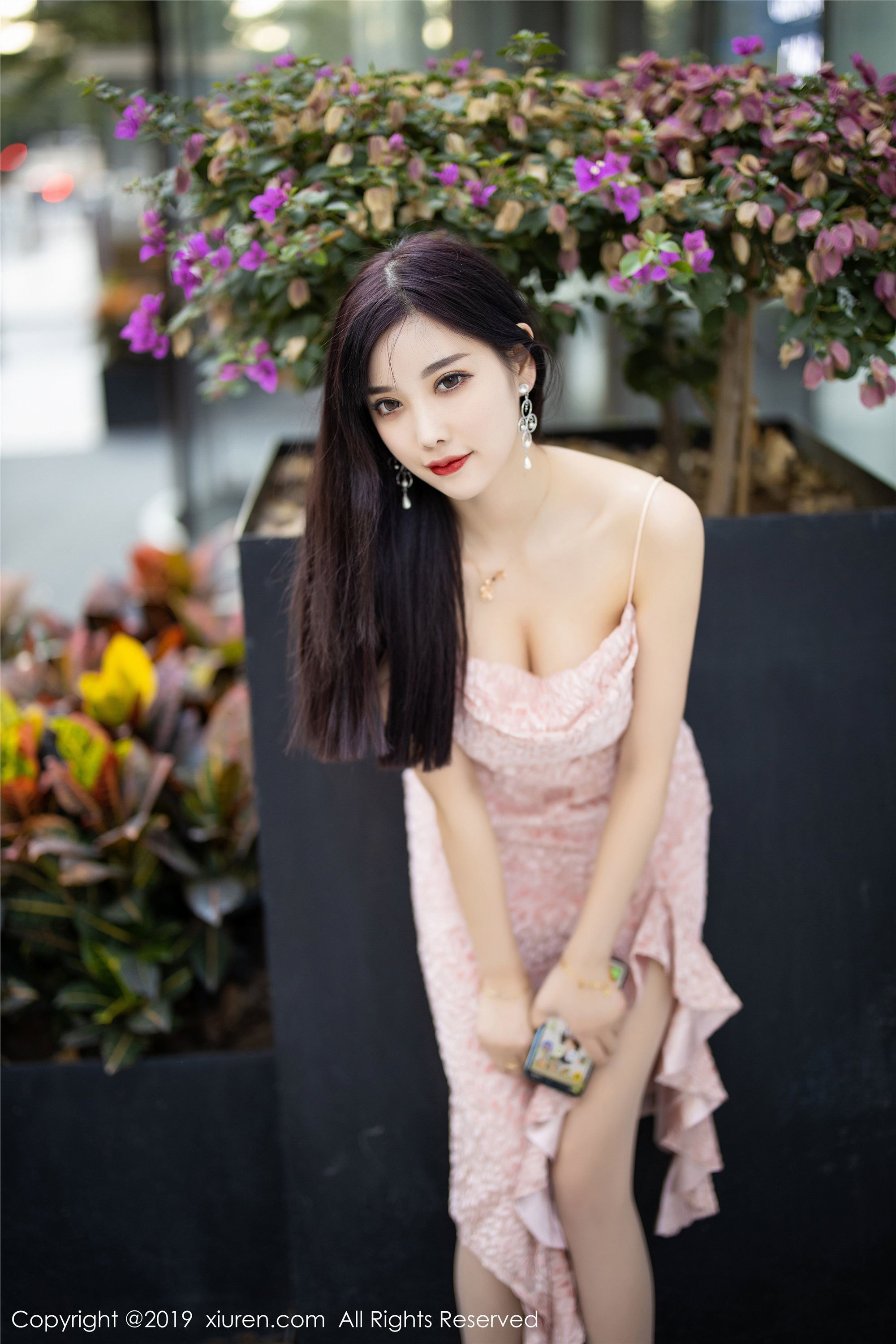 秀人网XIUREN写真 No.1857 吊裙丝袜气质典雅 杨晨晨sugar