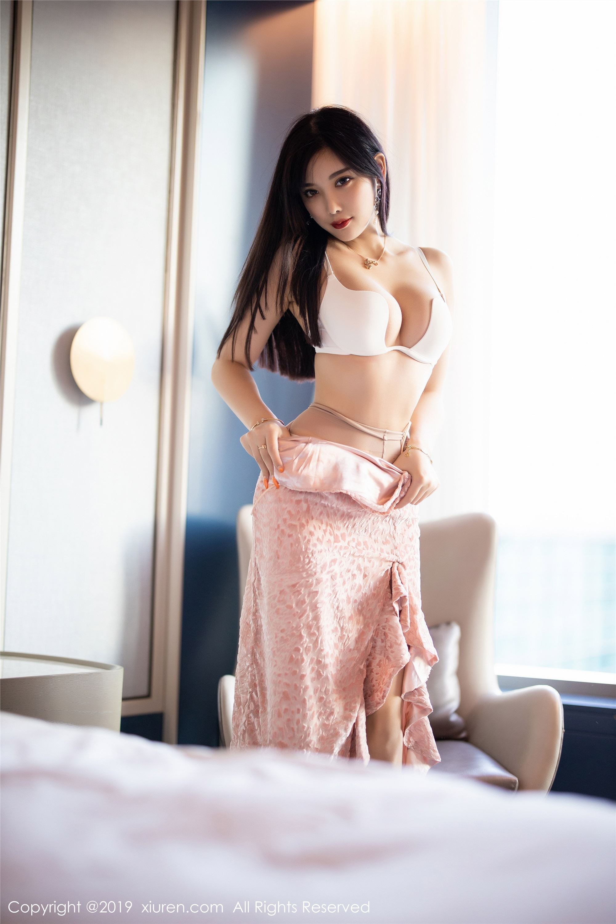 秀人网XIUREN写真 No.1857 吊裙丝袜气质典雅 杨晨晨sugar
