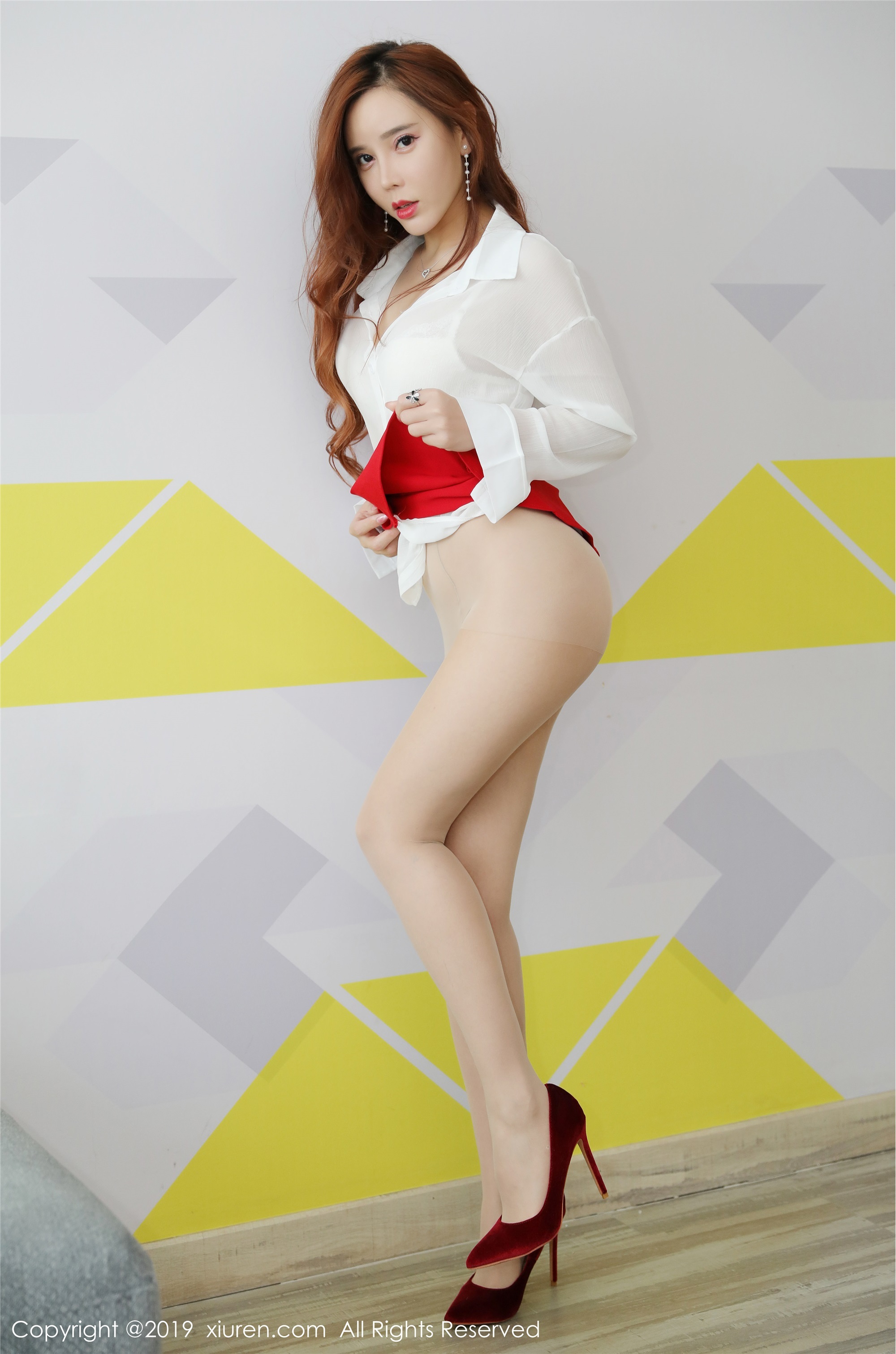 秀人网XIUREN写真 No.1879 朦胧丝袜极致诱人 艾小青