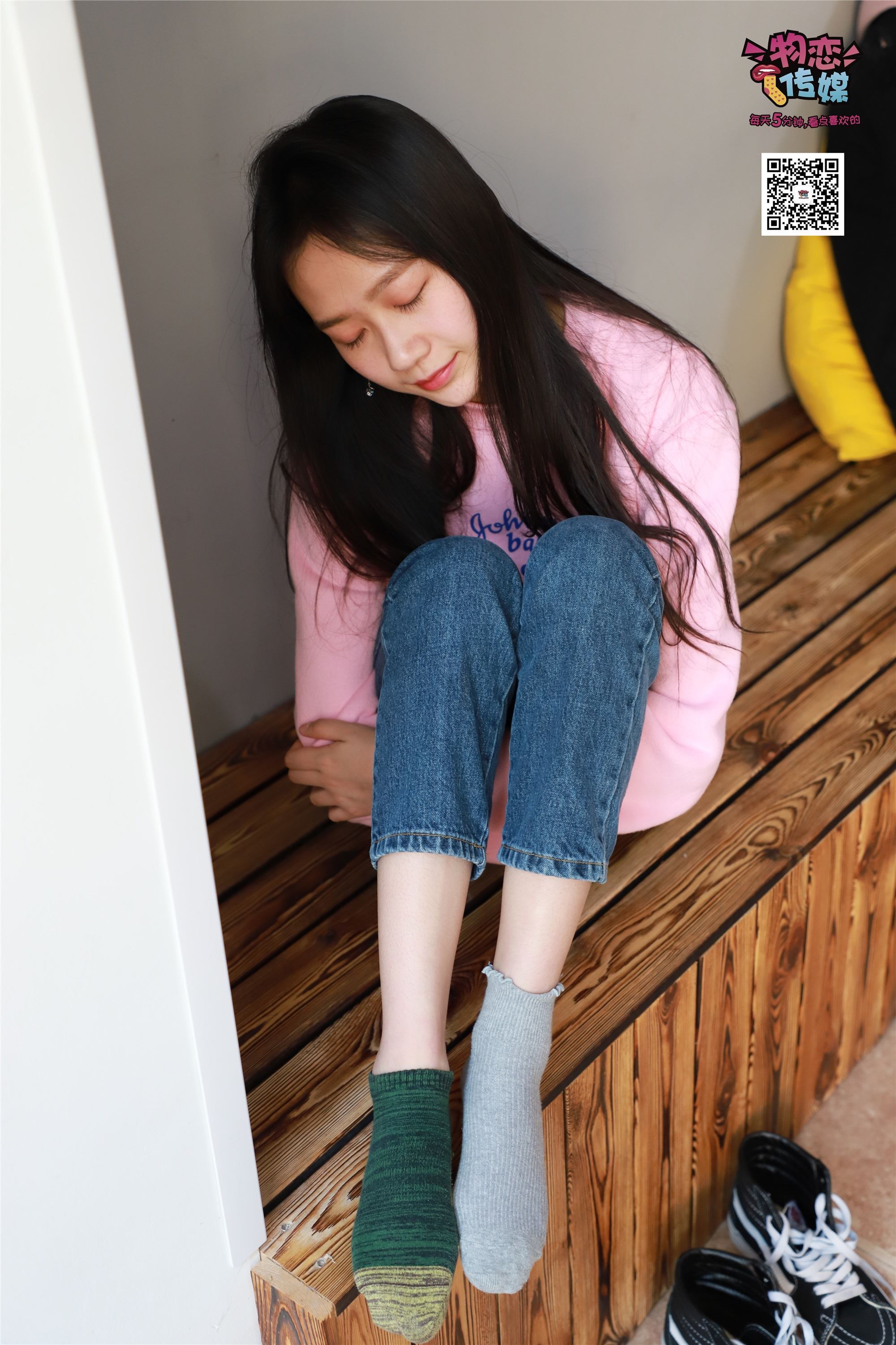 物恋传媒 No.001 清纯系大一女生的vans与棉袜