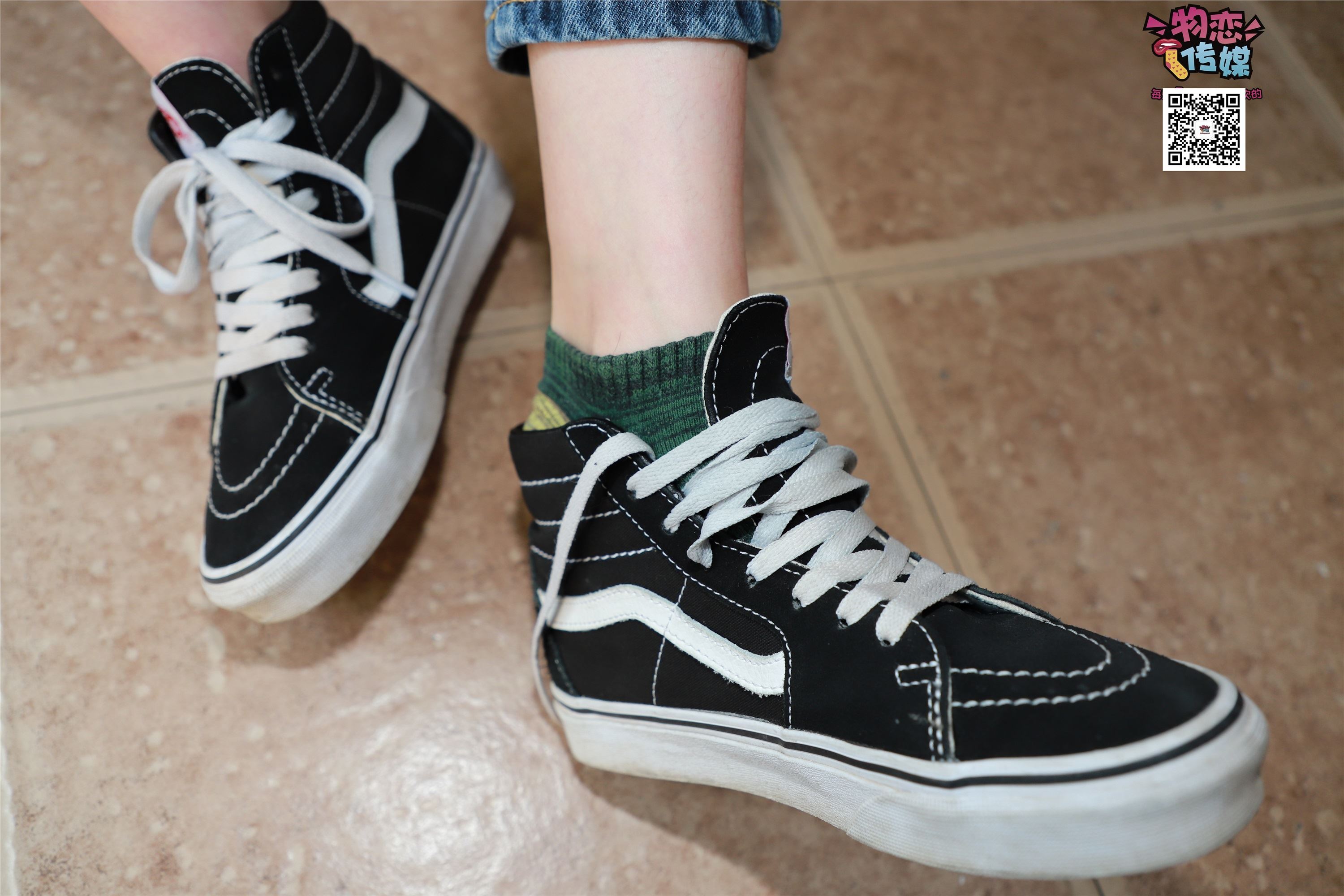 物恋传媒 No.001 清纯系大一女生的vans与棉袜