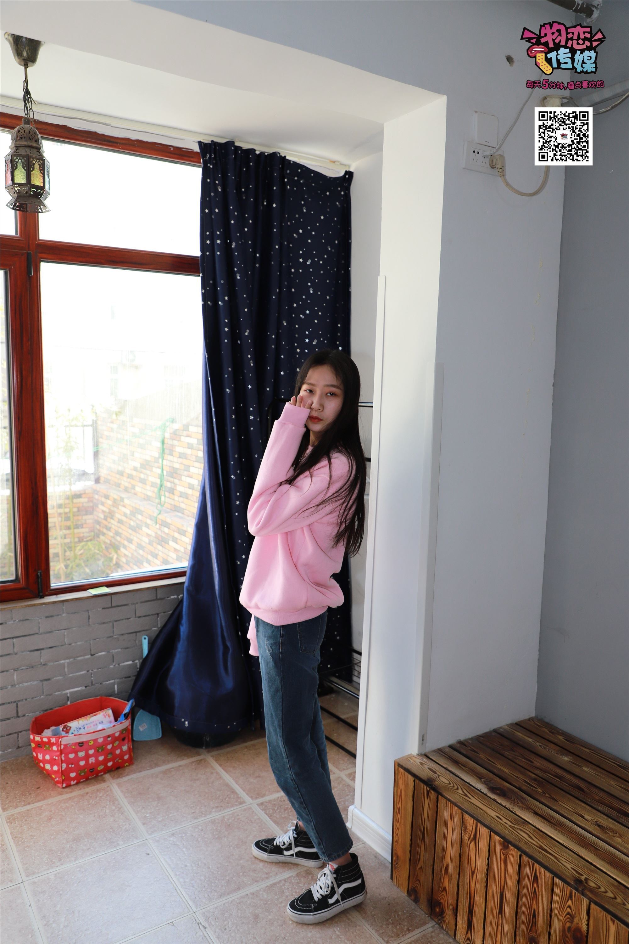 物恋传媒 No.001 清纯系大一女生的vans与棉袜