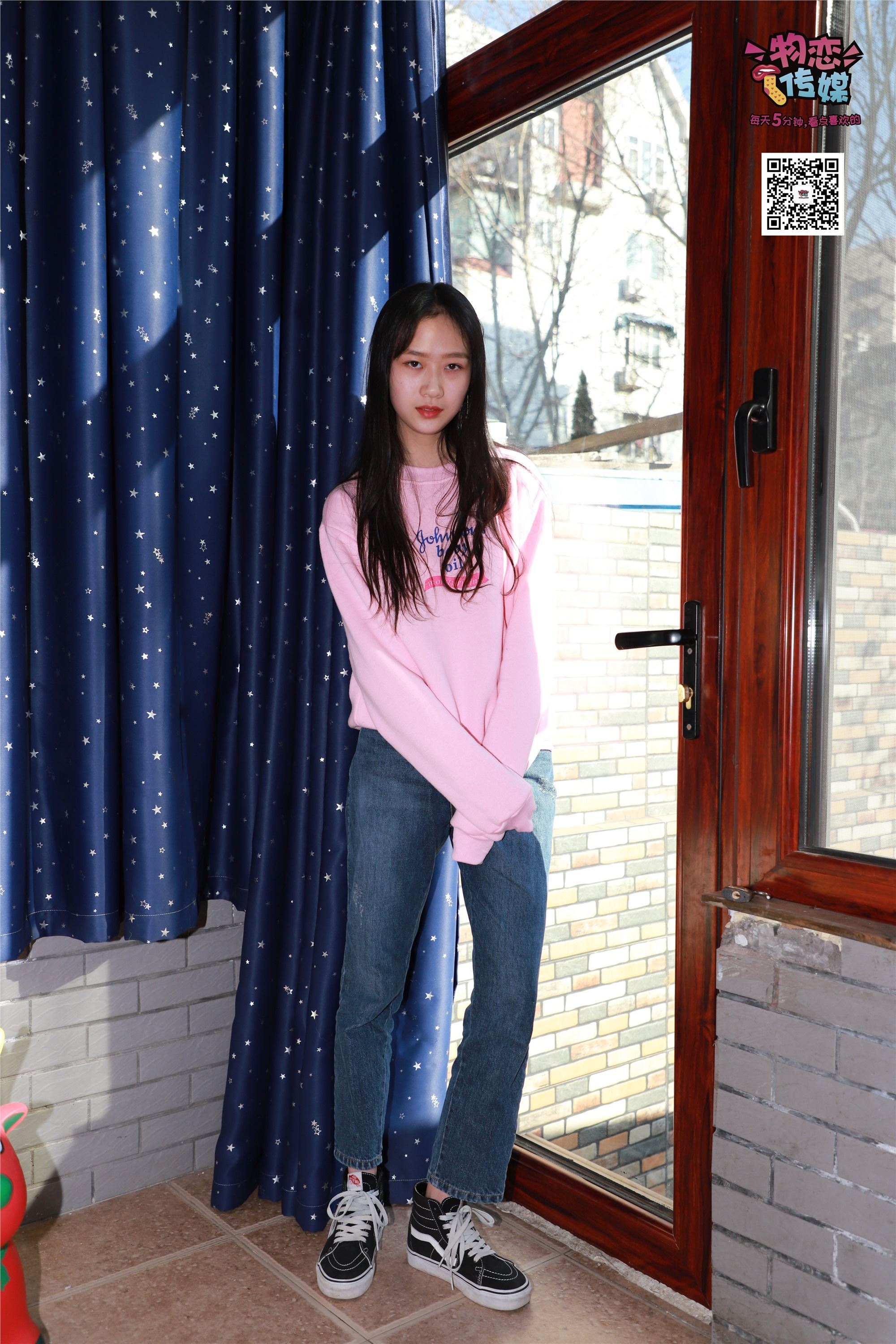 物恋传媒 No.001 清纯系大一女生的vans与棉袜