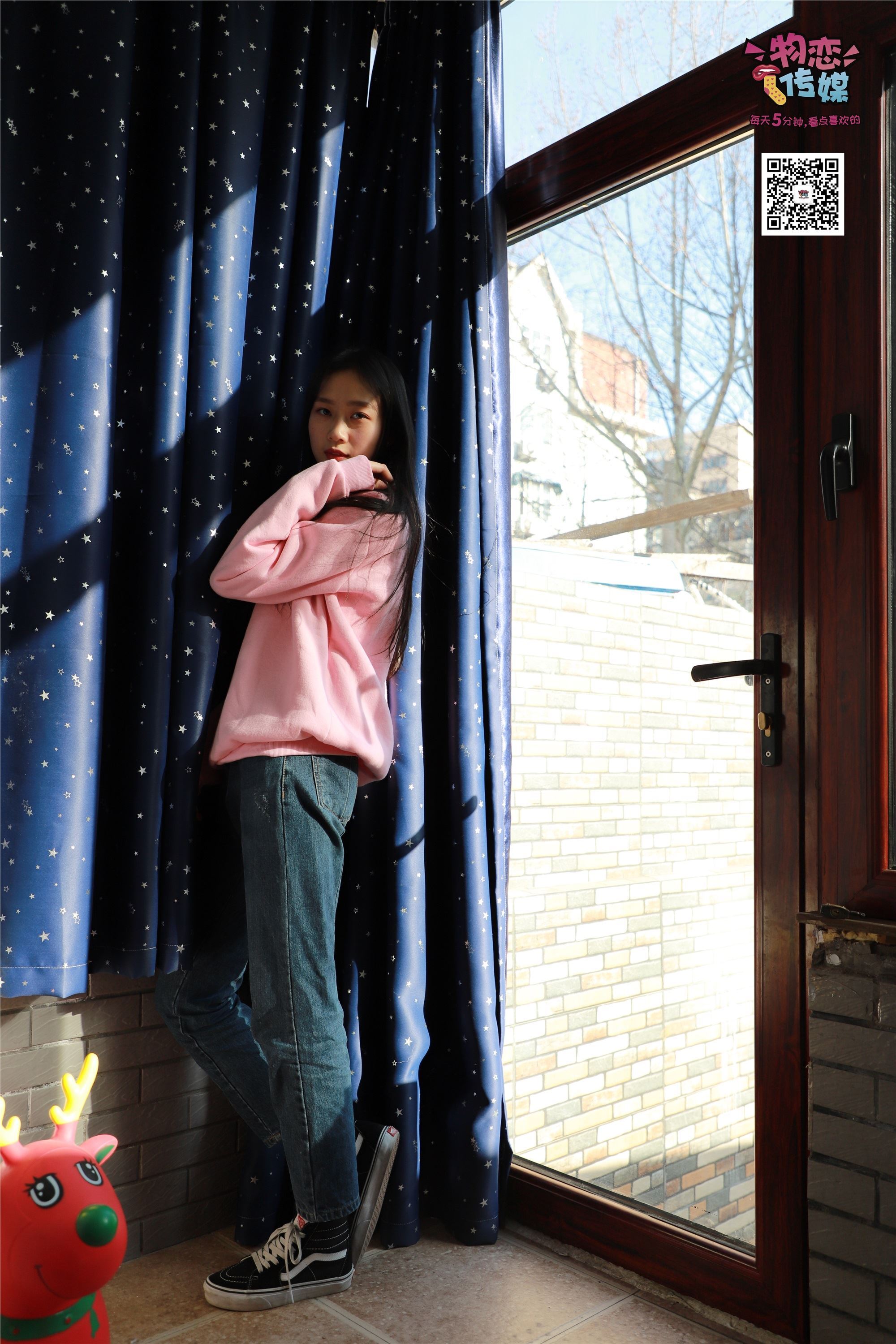 物恋传媒 No.001 清纯系大一女生的vans与棉袜