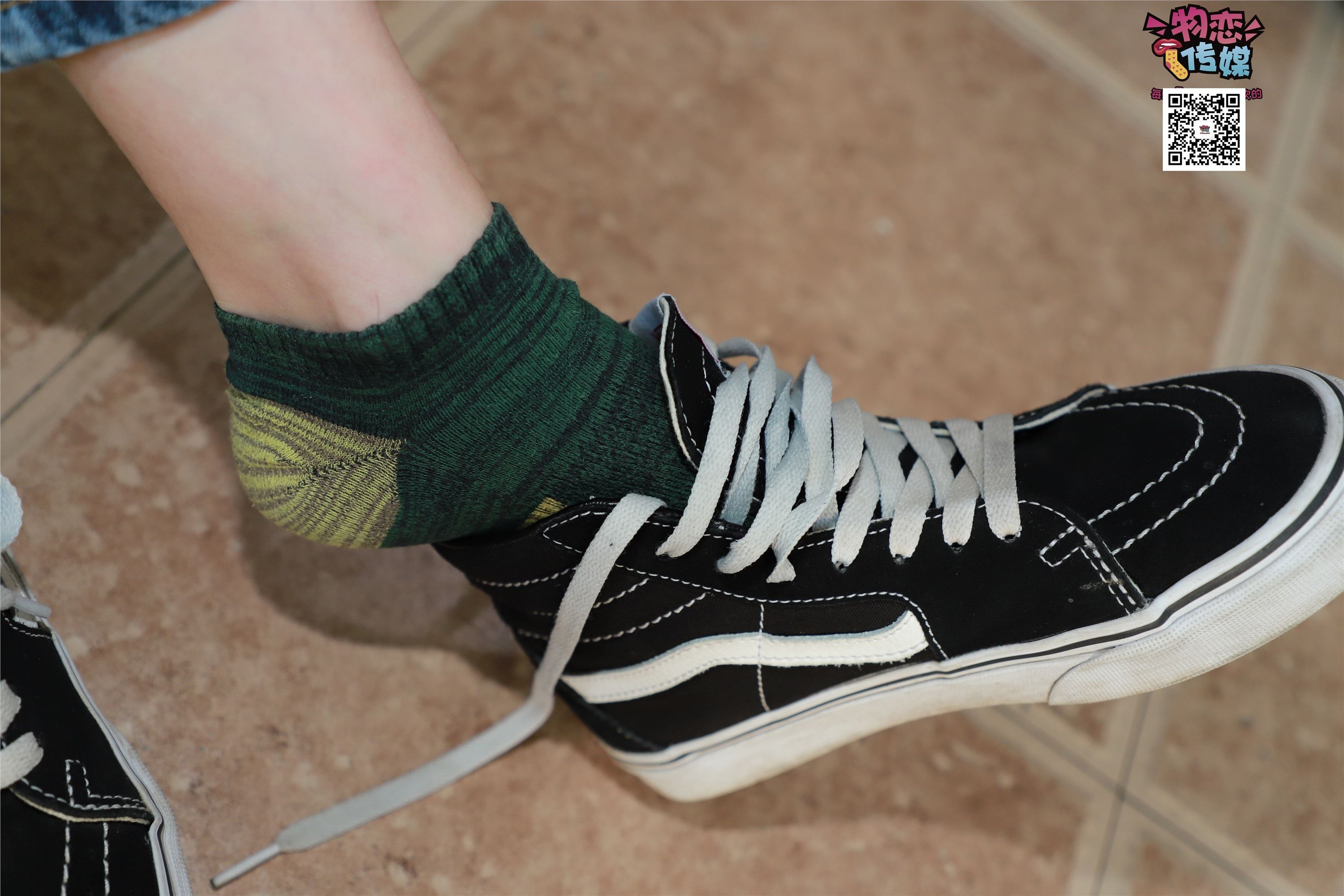物恋传媒 No.001 清纯系大一女生的vans与棉袜