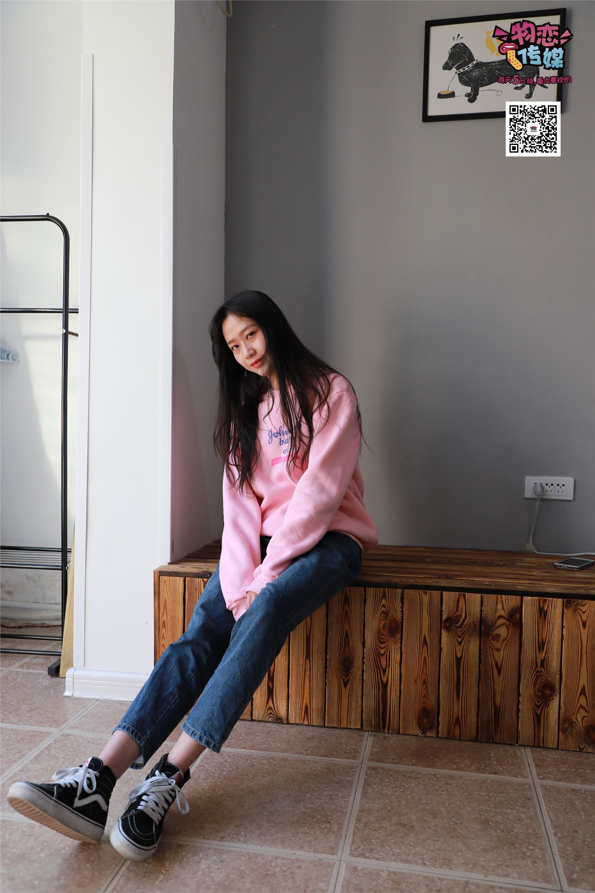 物恋传媒 No.001 清纯系大一女生的vans与棉袜