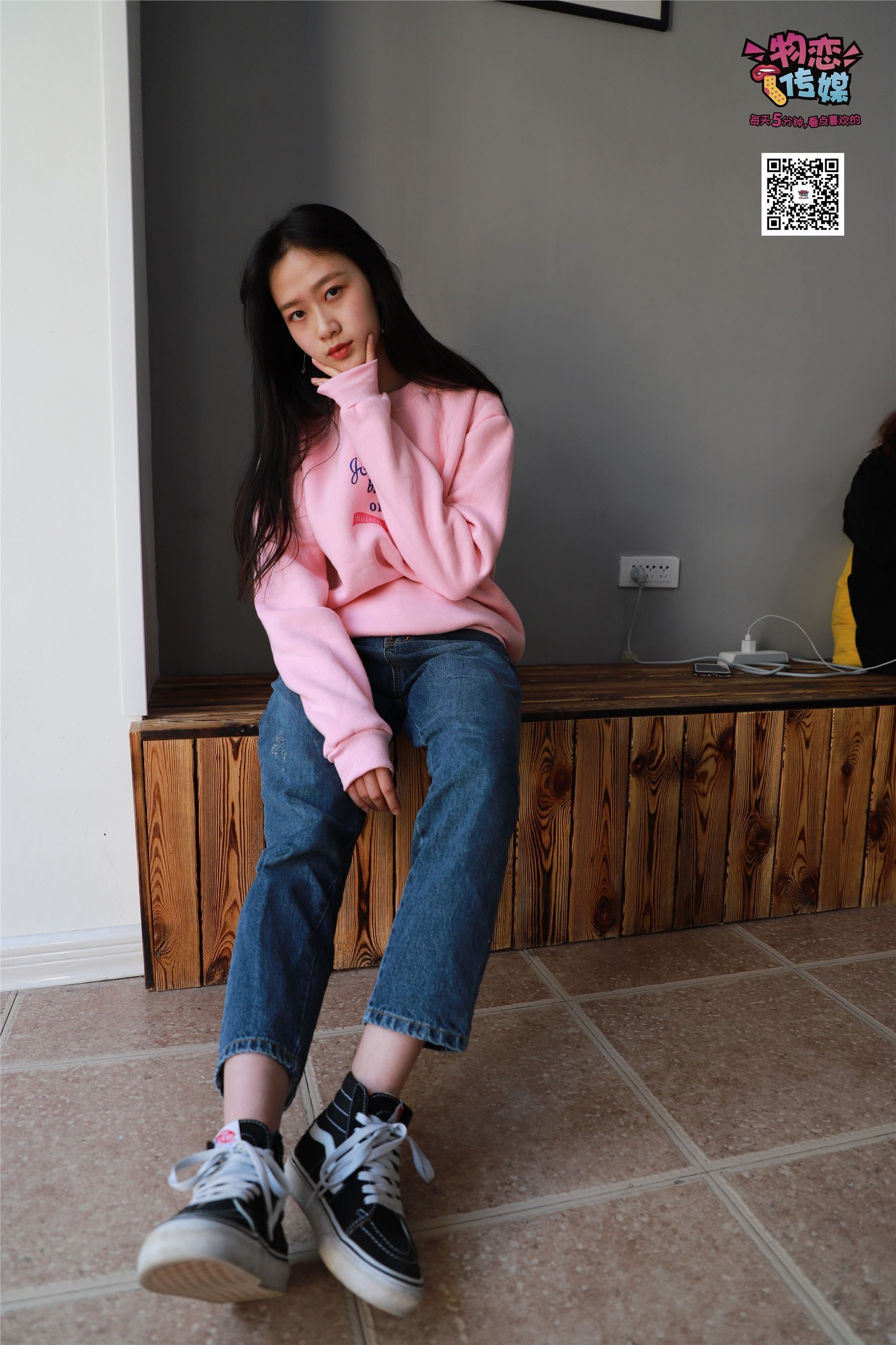 物恋传媒 No.001 清纯系大一女生的vans与棉袜