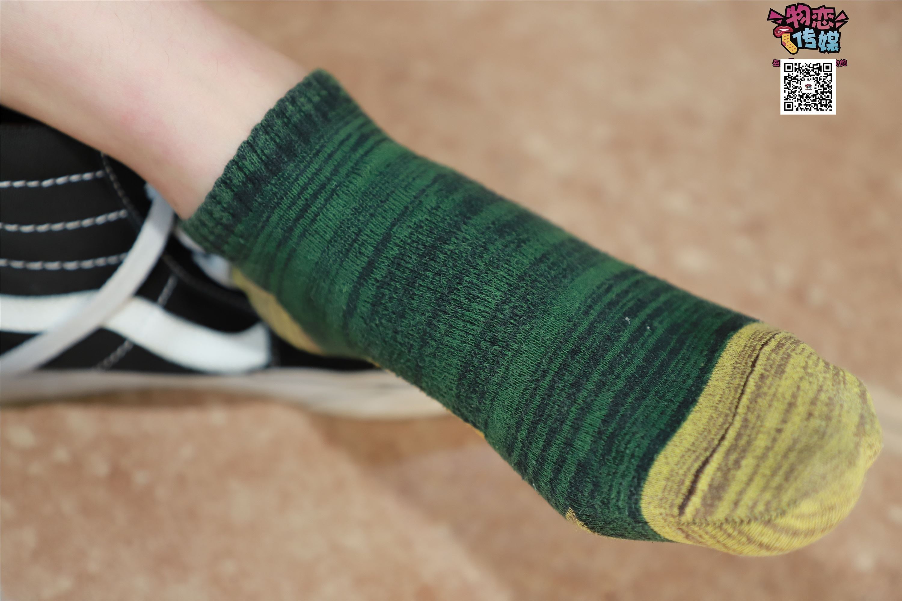 物恋传媒 No.001 清纯系大一女生的vans与棉袜