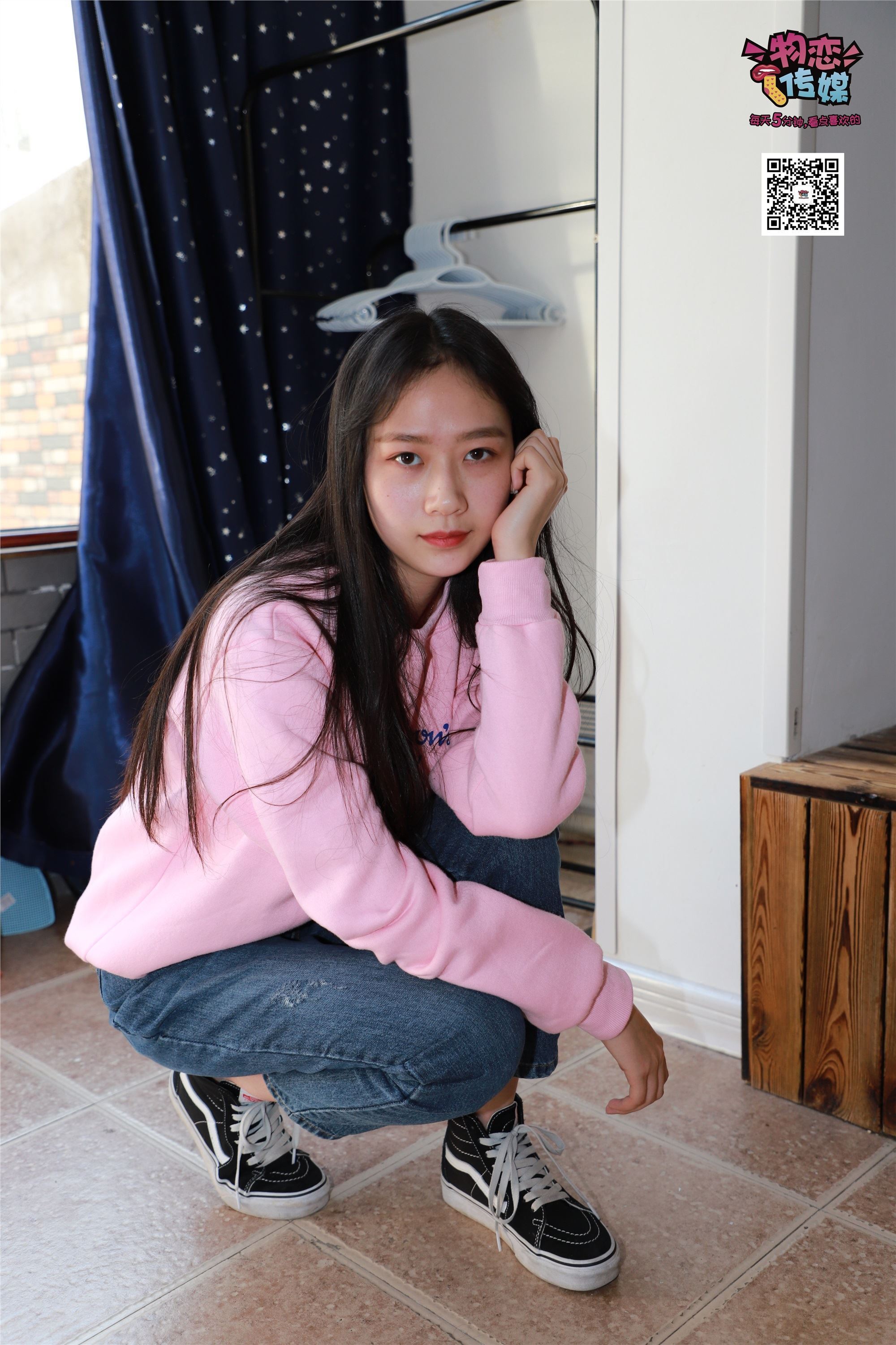 物恋传媒 No.001 清纯系大一女生的vans与棉袜