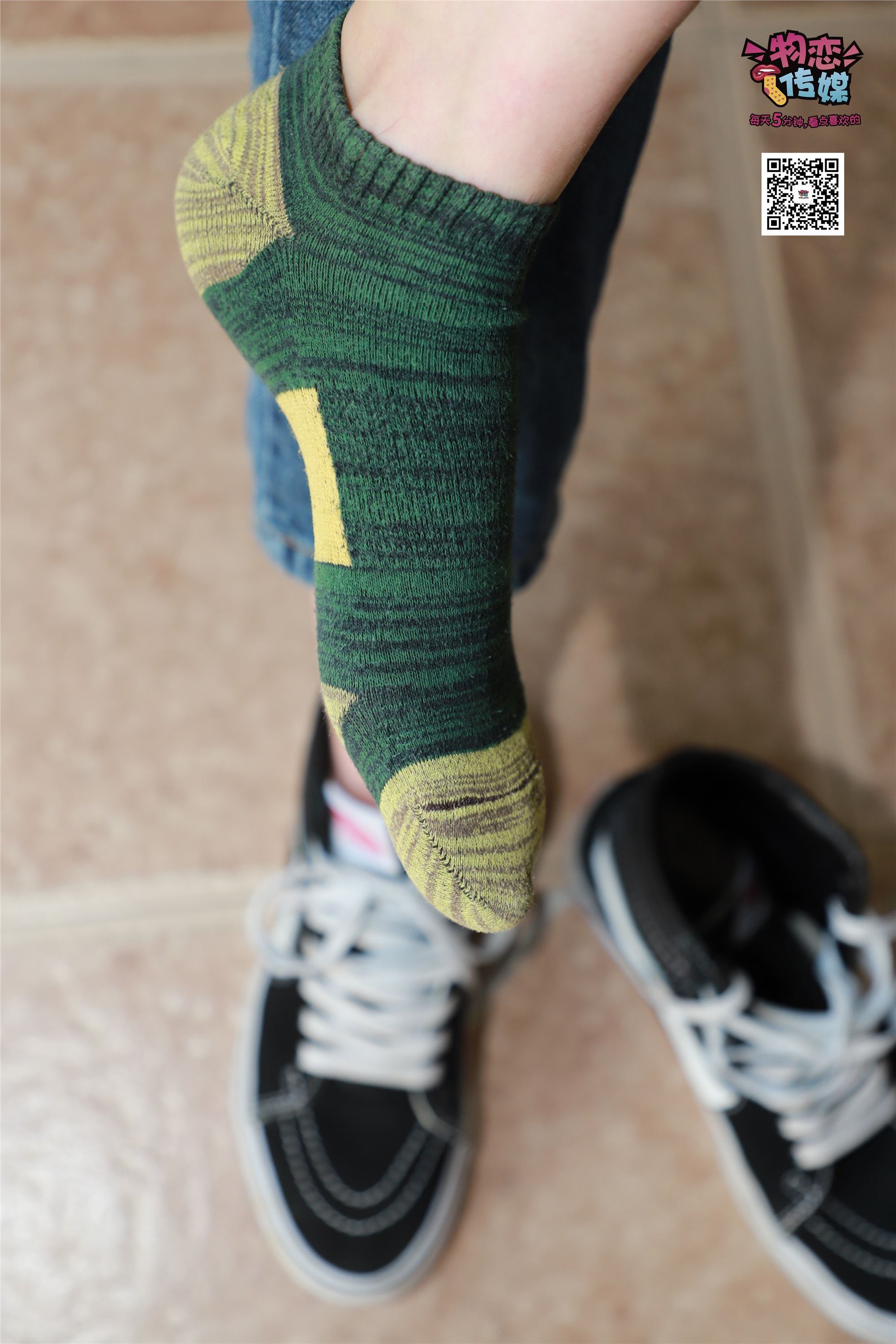 物恋传媒 No.001 清纯系大一女生的vans与棉袜