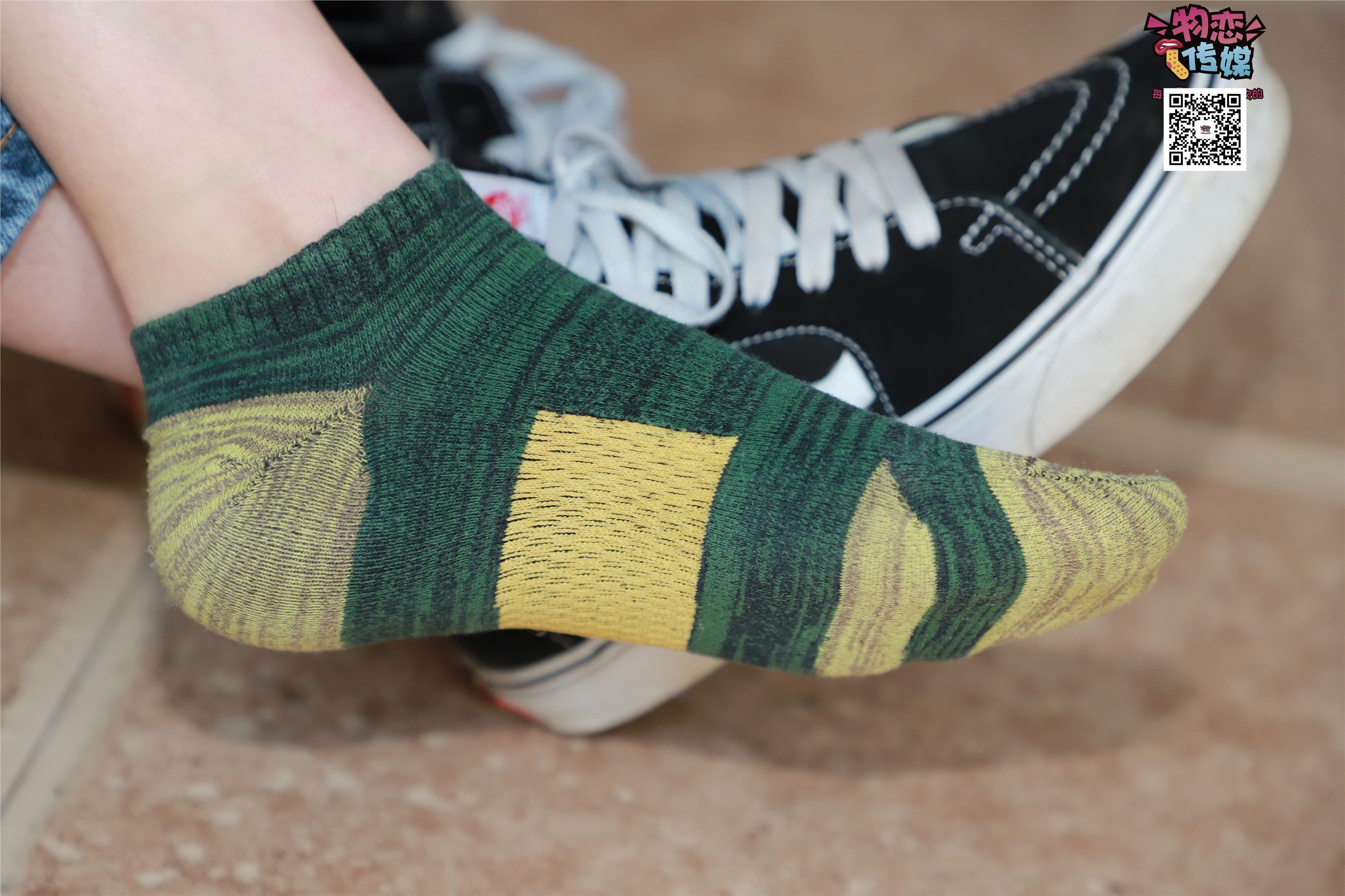 物恋传媒 No.001 清纯系大一女生的vans与棉袜
