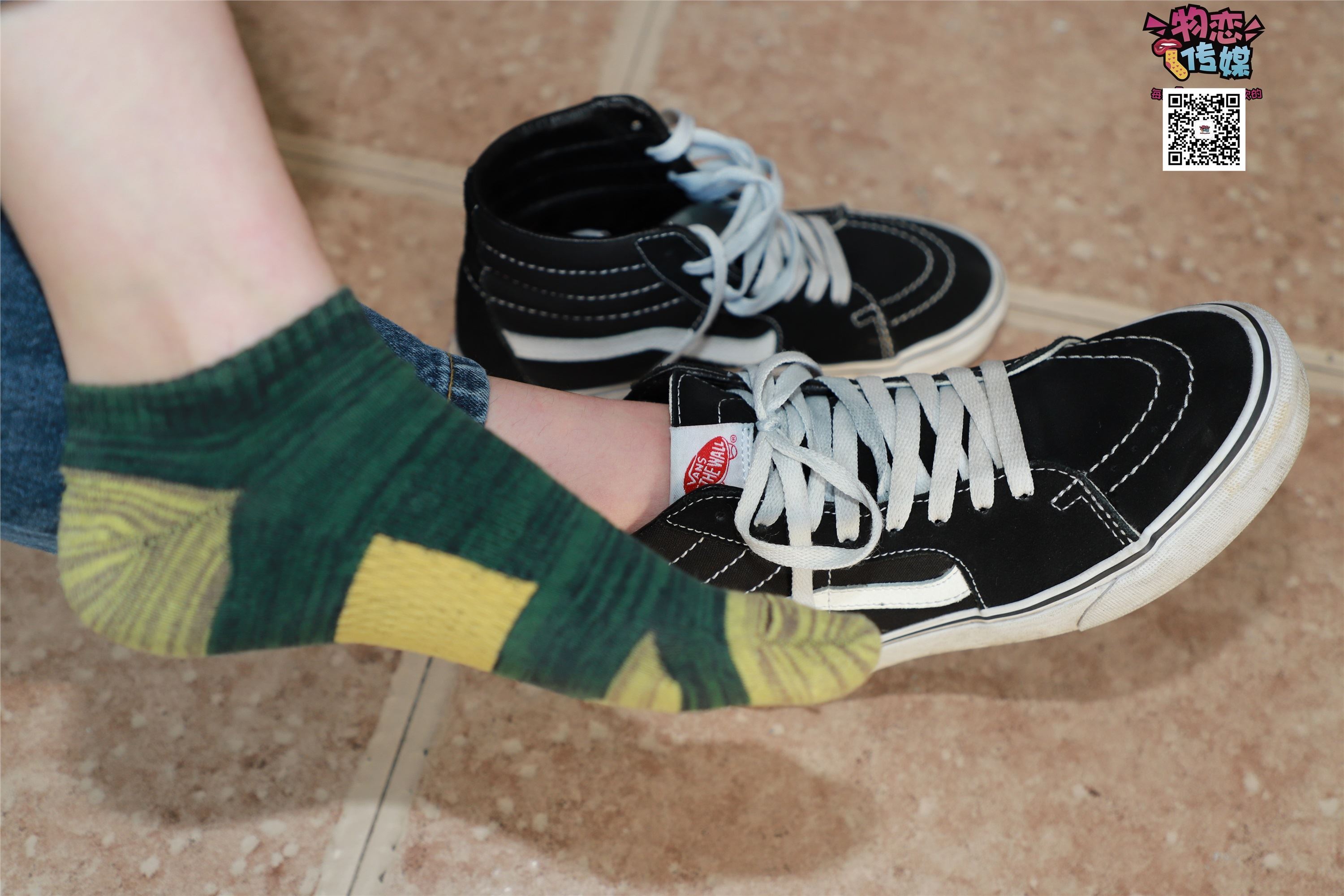 物恋传媒 No.001 清纯系大一女生的vans与棉袜