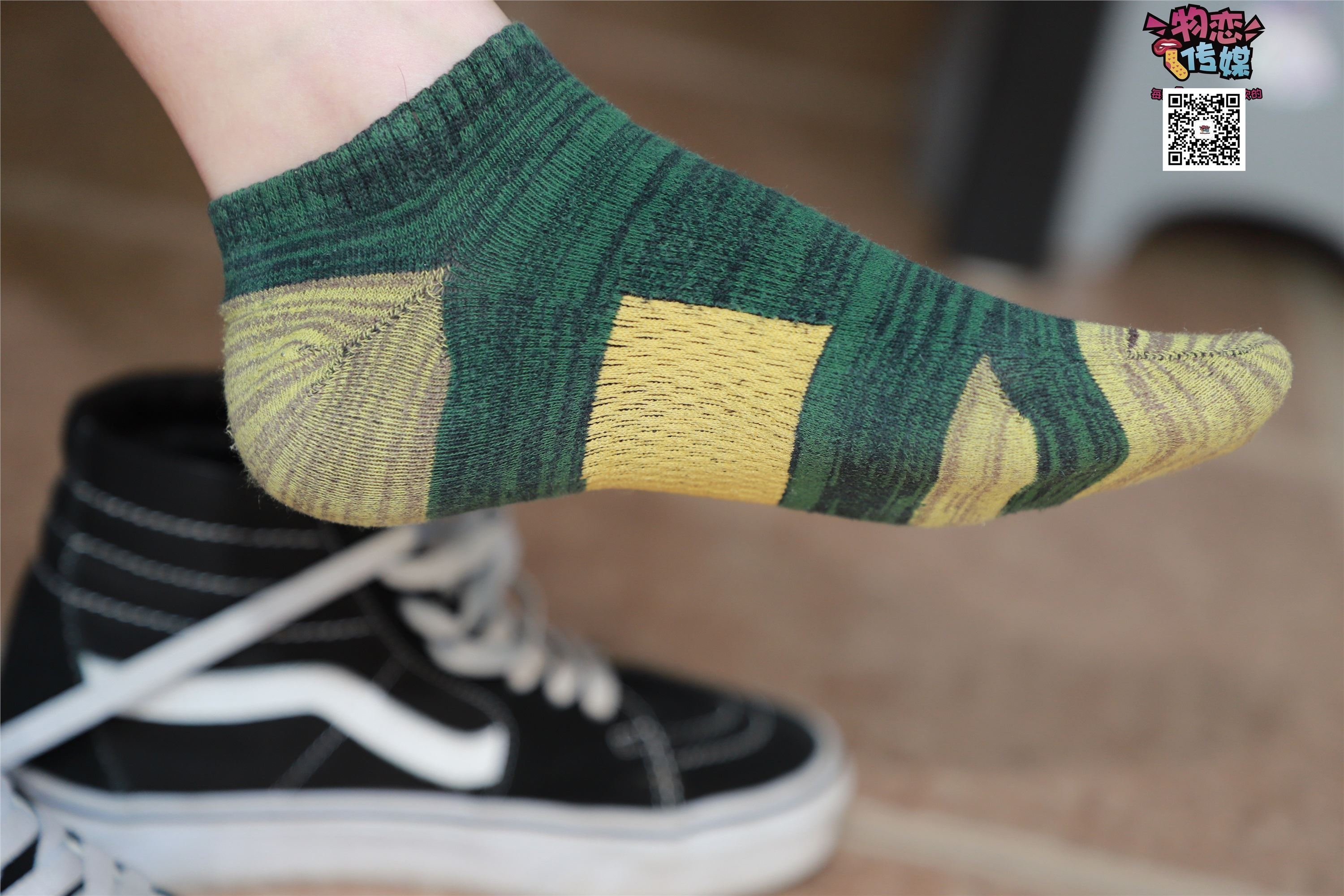 物恋传媒 No.001 清纯系大一女生的vans与棉袜