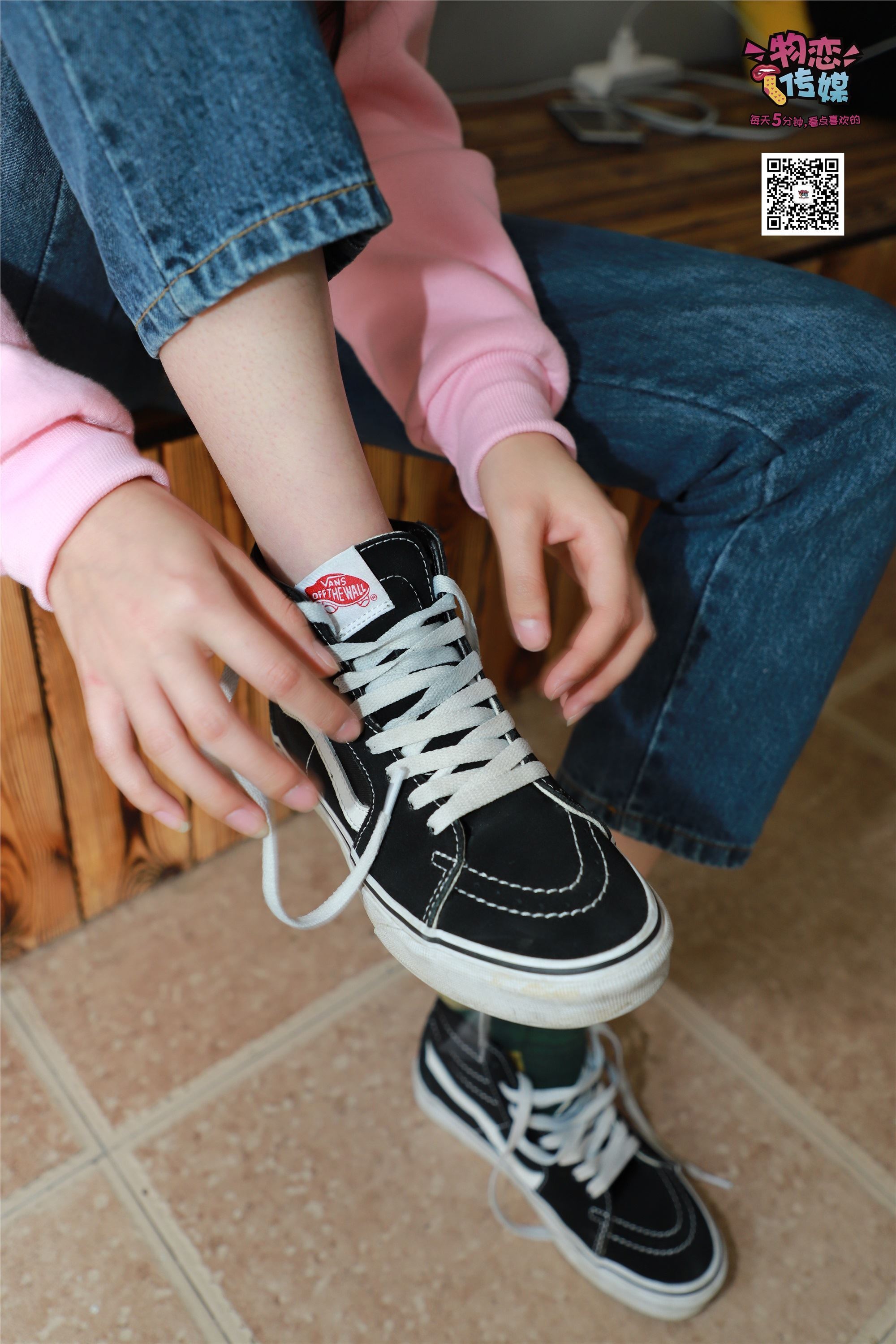物恋传媒 No.001 清纯系大一女生的vans与棉袜
