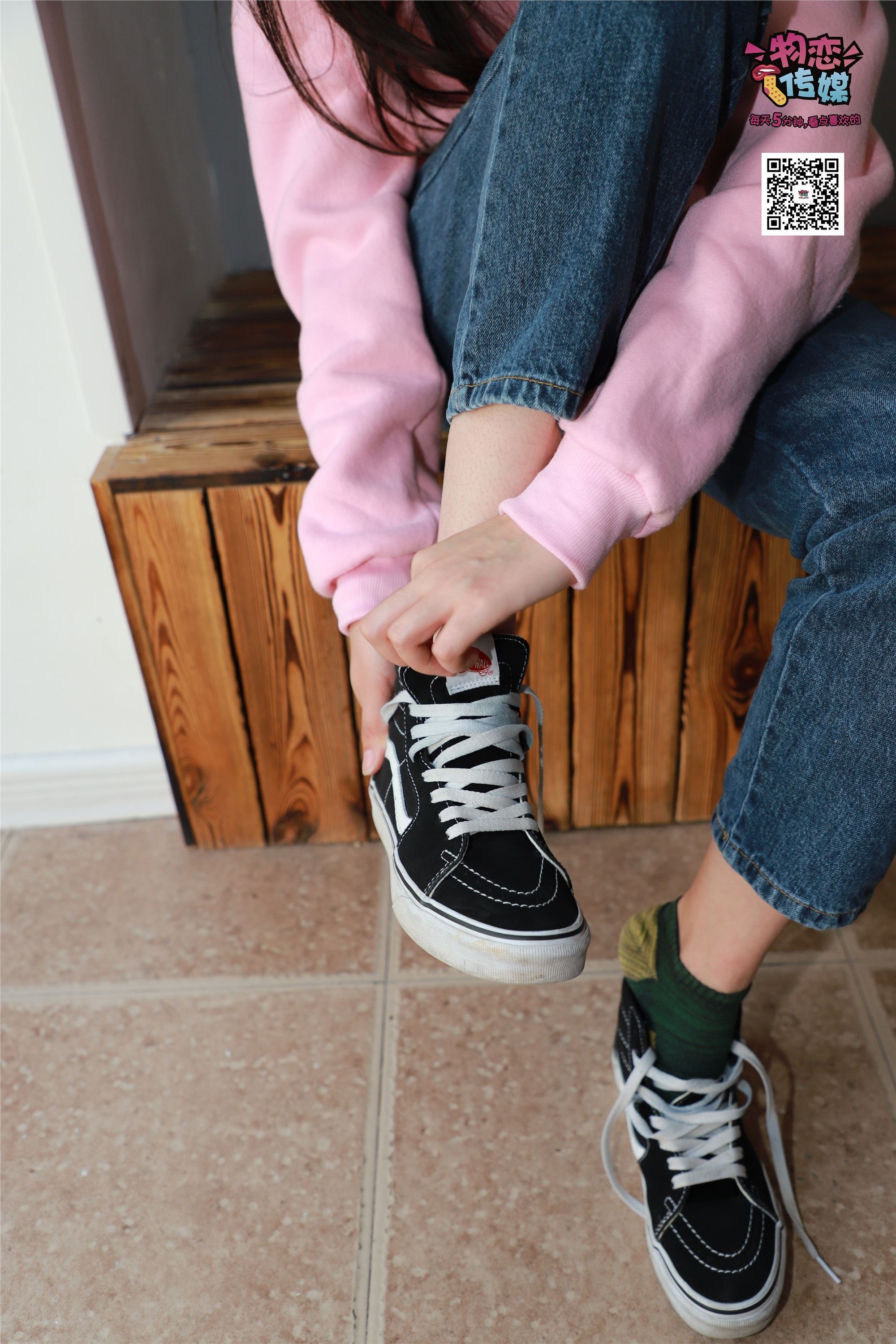 物恋传媒 No.001 清纯系大一女生的vans与棉袜