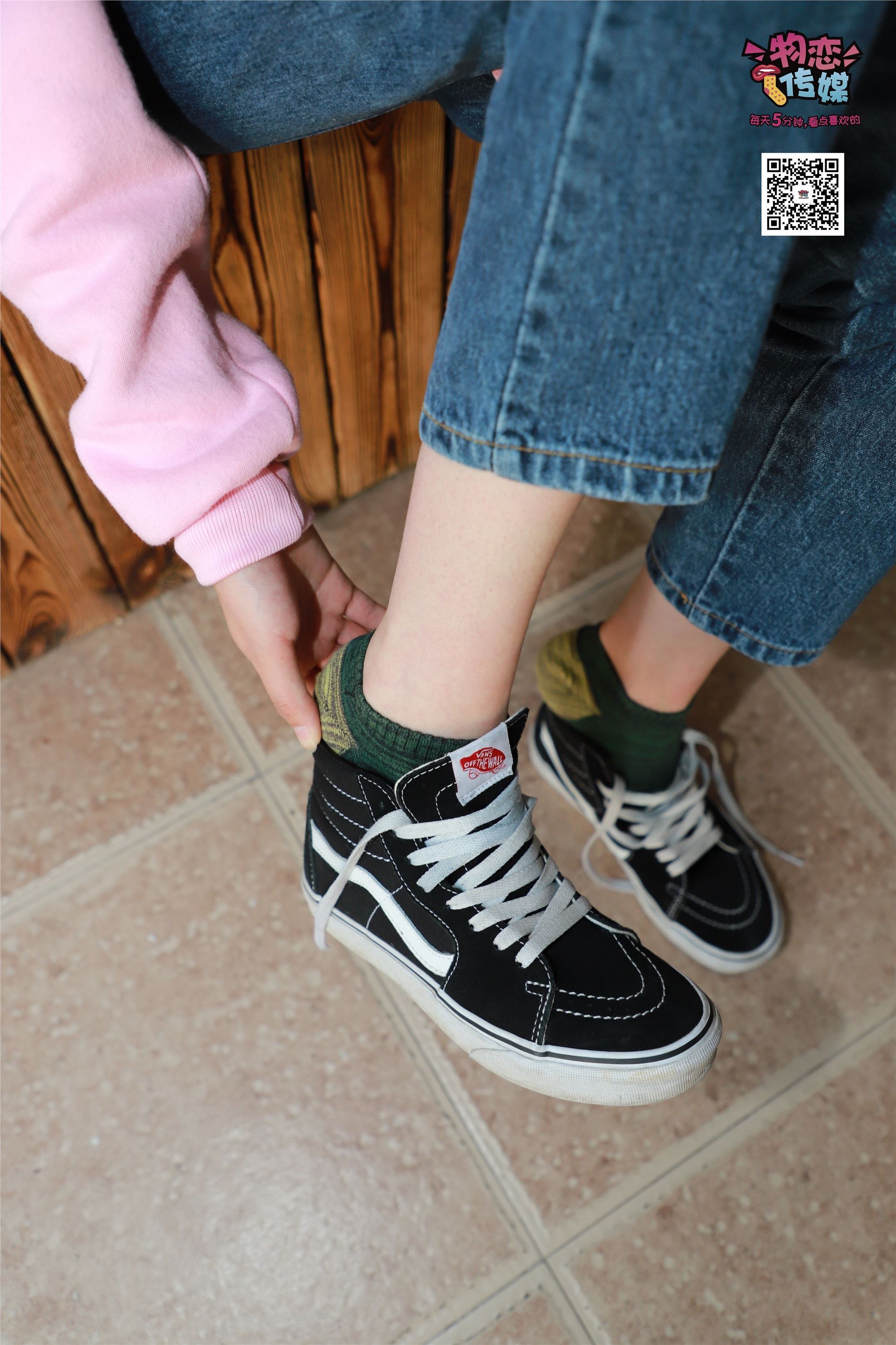 物恋传媒 No.001 清纯系大一女生的vans与棉袜