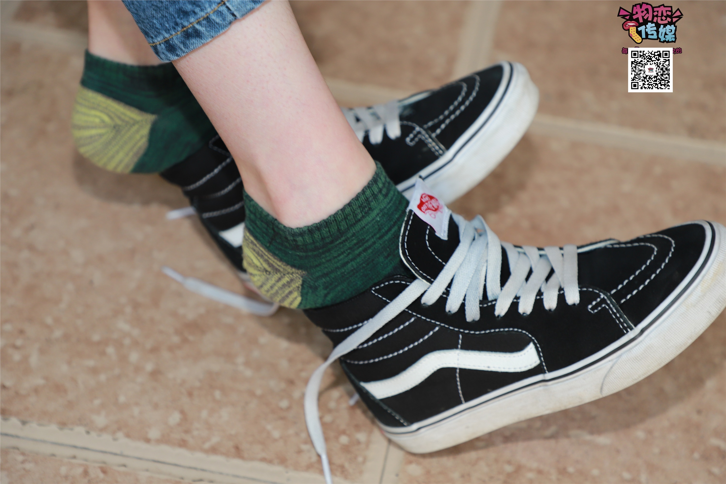 物恋传媒 No.001 清纯系大一女生的vans与棉袜
