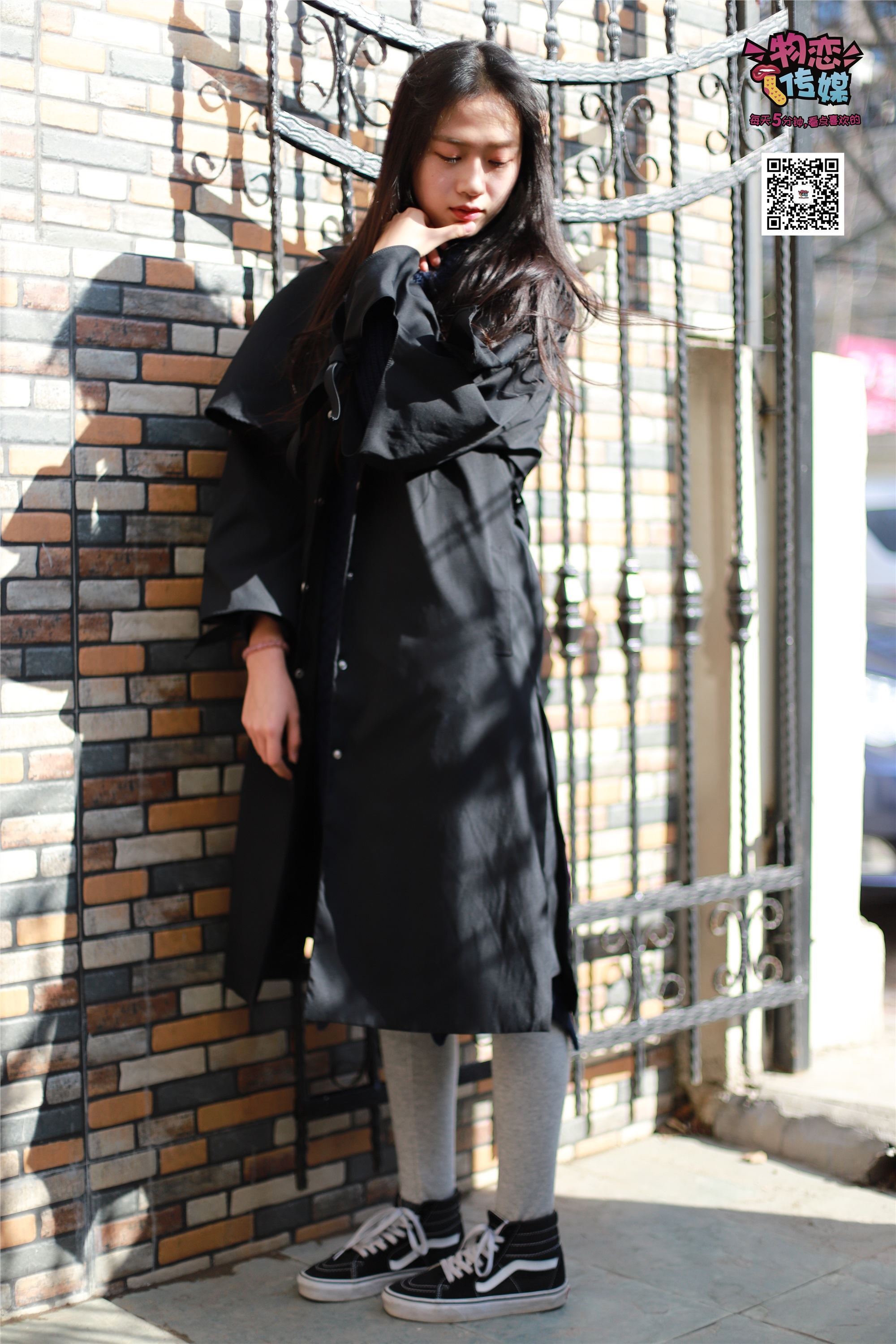 物恋传媒 No.001 清纯系大一女生的vans与棉袜