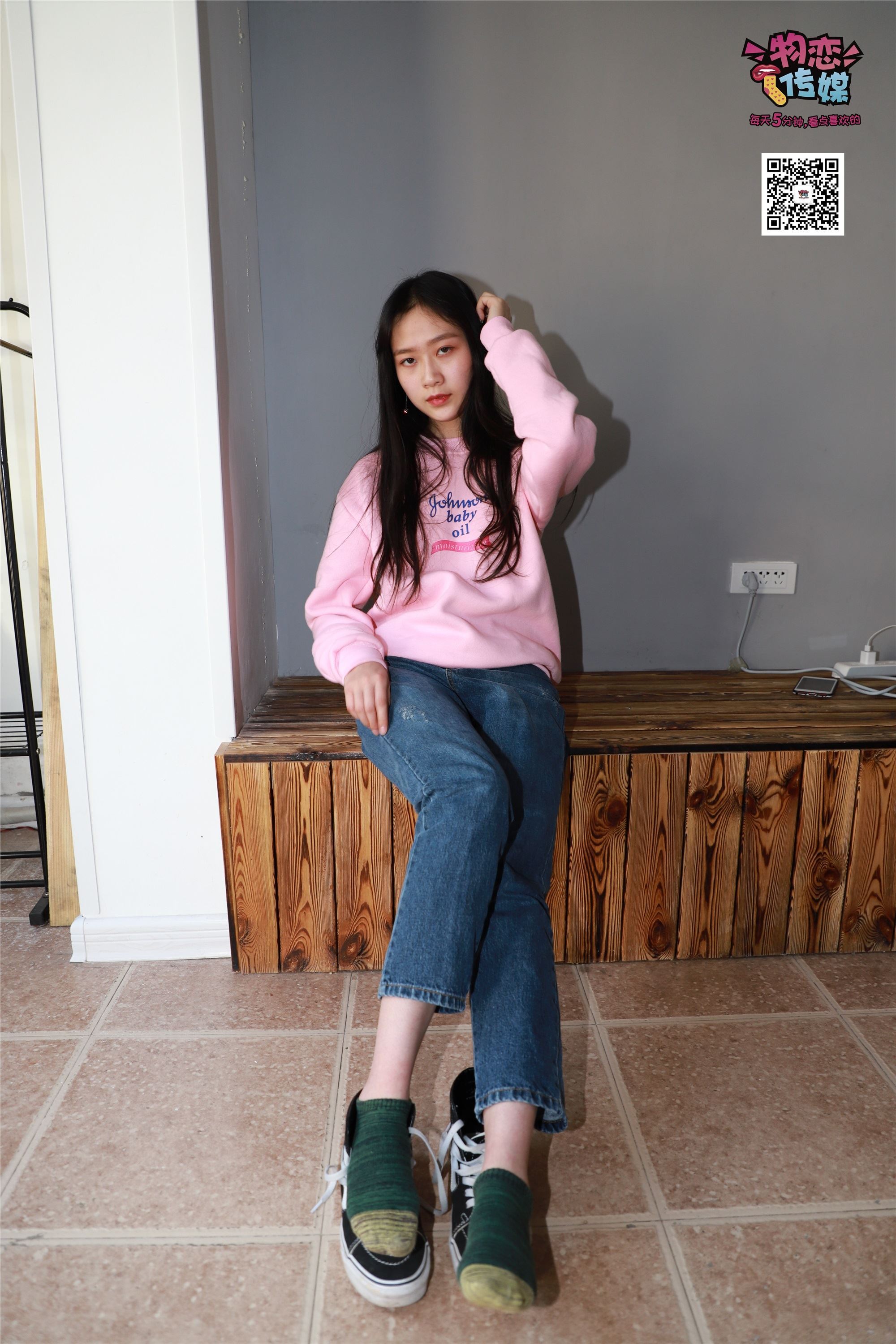 物恋传媒 No.001 清纯系大一女生的vans与棉袜