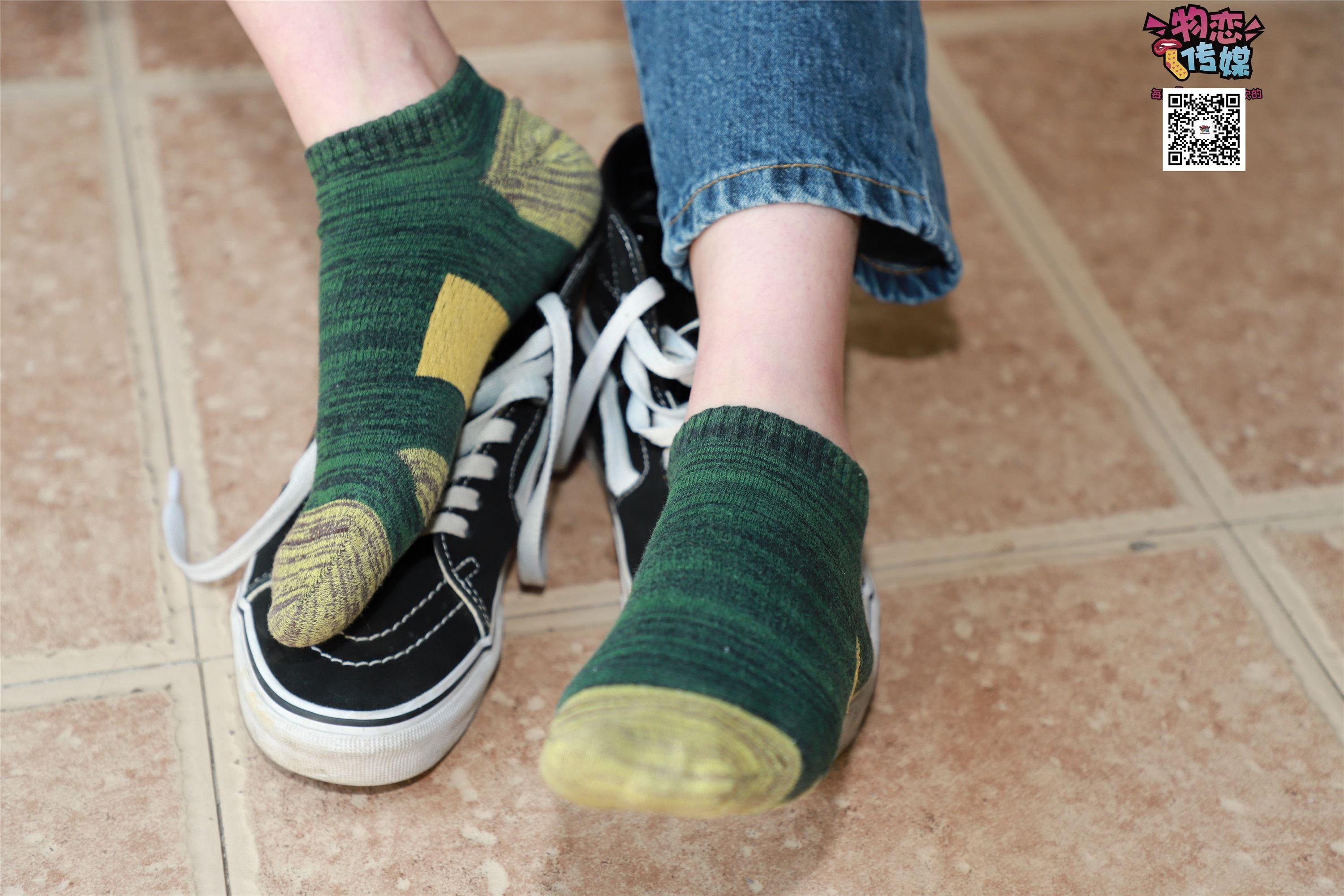 物恋传媒 No.001 清纯系大一女生的vans与棉袜