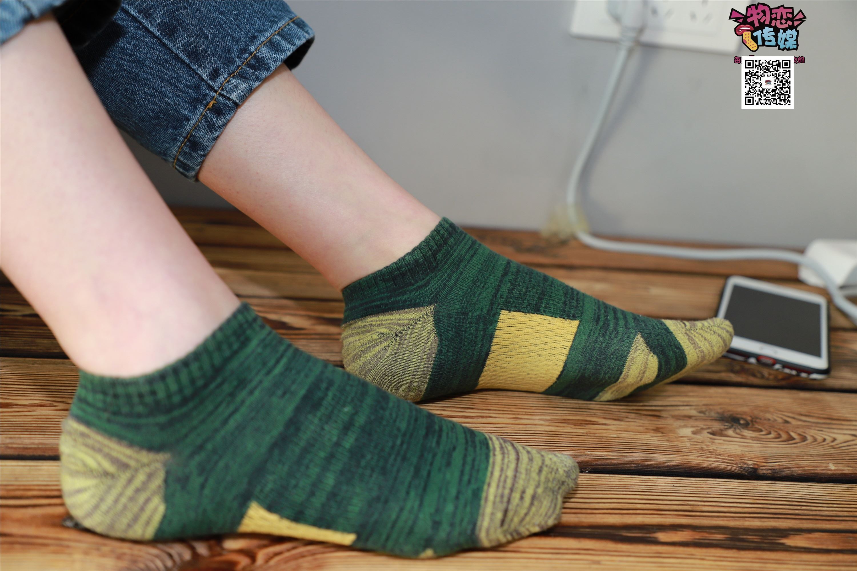 物恋传媒 No.001 清纯系大一女生的vans与棉袜