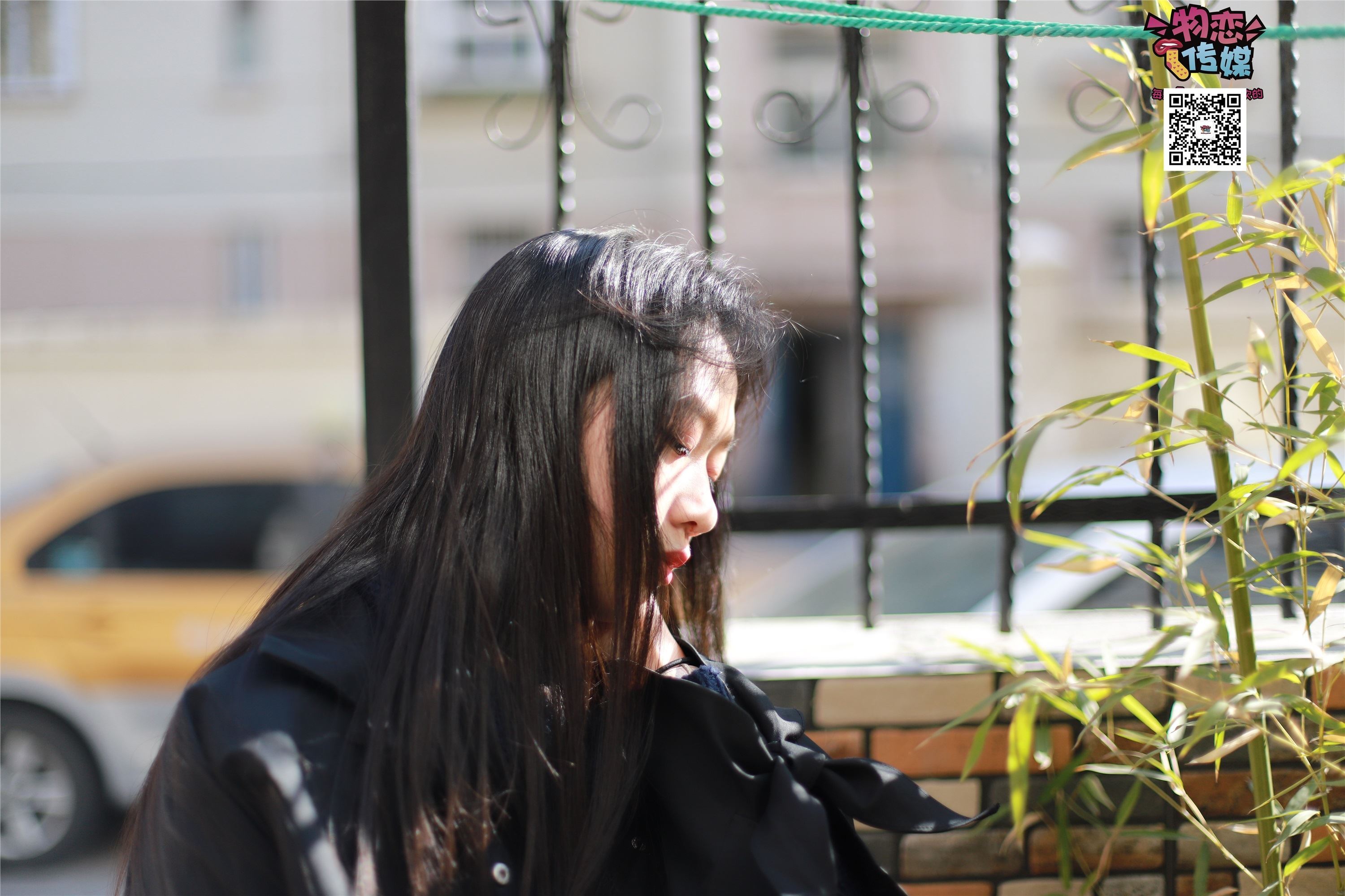 物恋传媒 No.001 清纯系大一女生的vans与棉袜