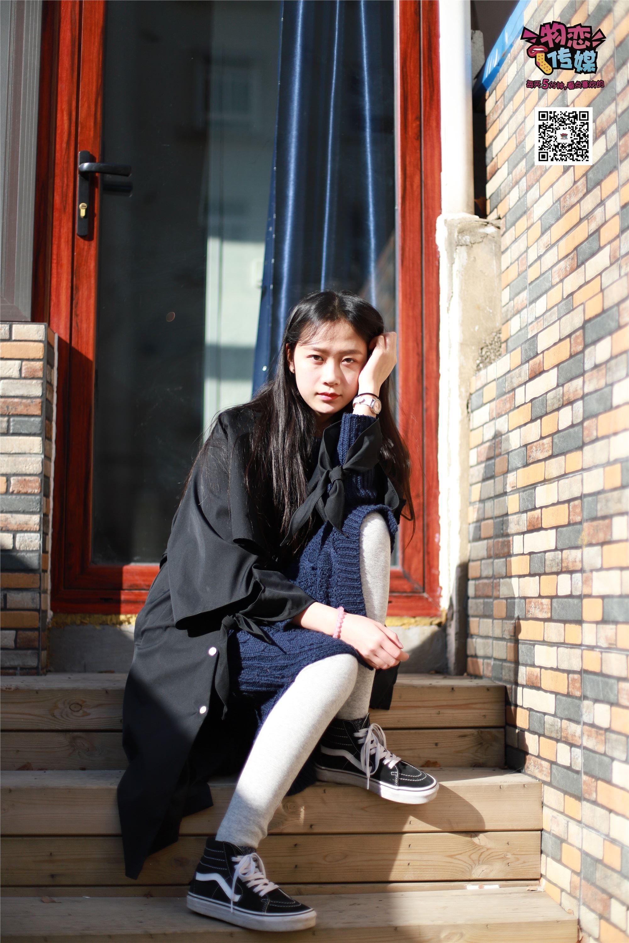 物恋传媒 No.001 清纯系大一女生的vans与棉袜