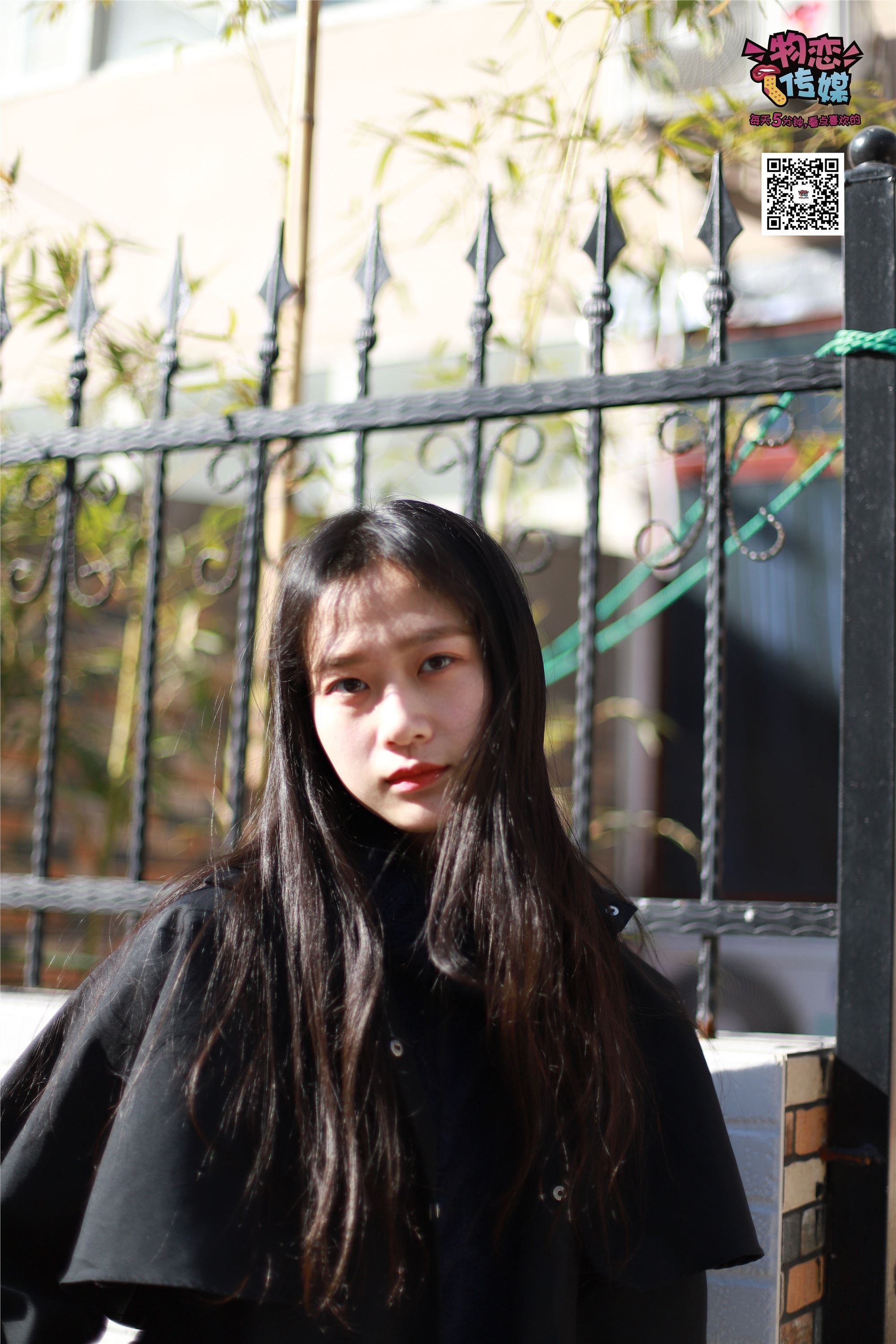 物恋传媒 No.001 清纯系大一女生的vans与棉袜