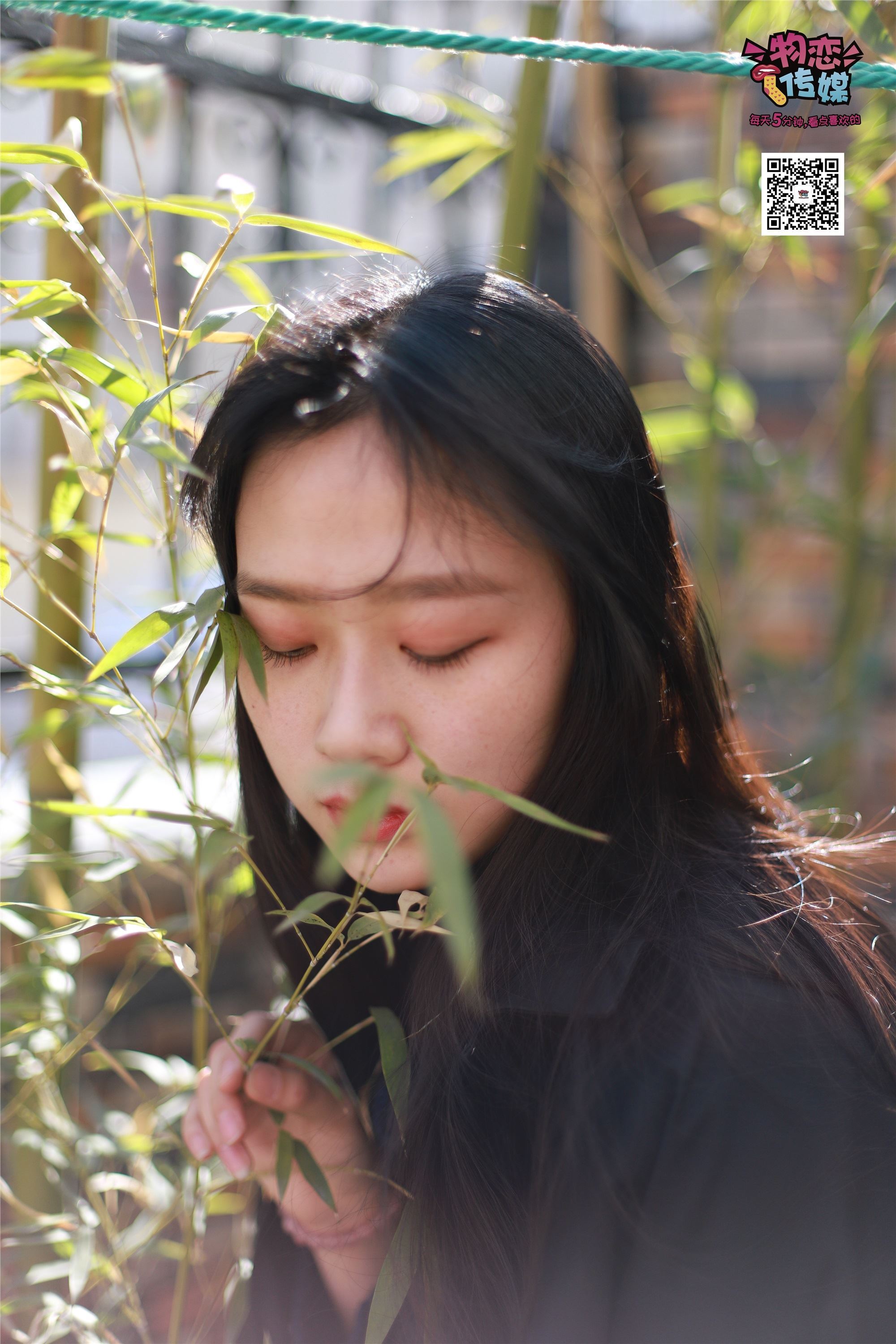 物恋传媒 No.001 清纯系大一女生的vans与棉袜