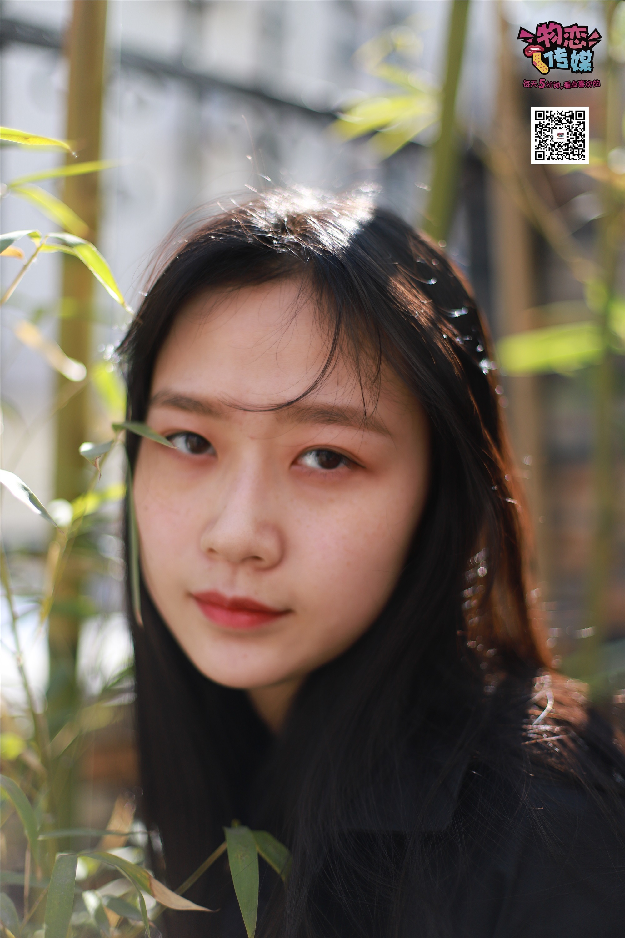 物恋传媒 No.001 清纯系大一女生的vans与棉袜