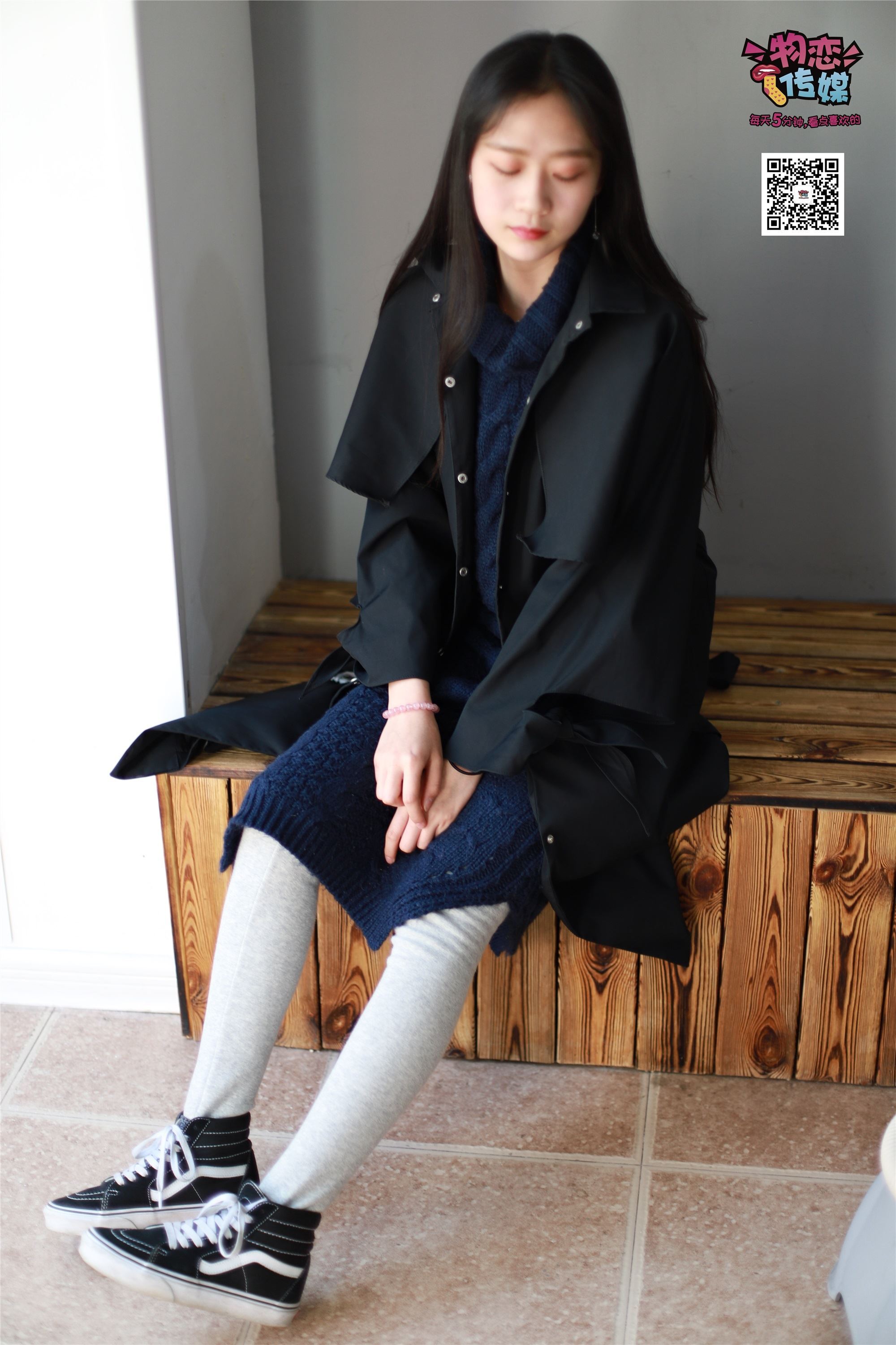 物恋传媒 No.001 清纯系大一女生的vans与棉袜